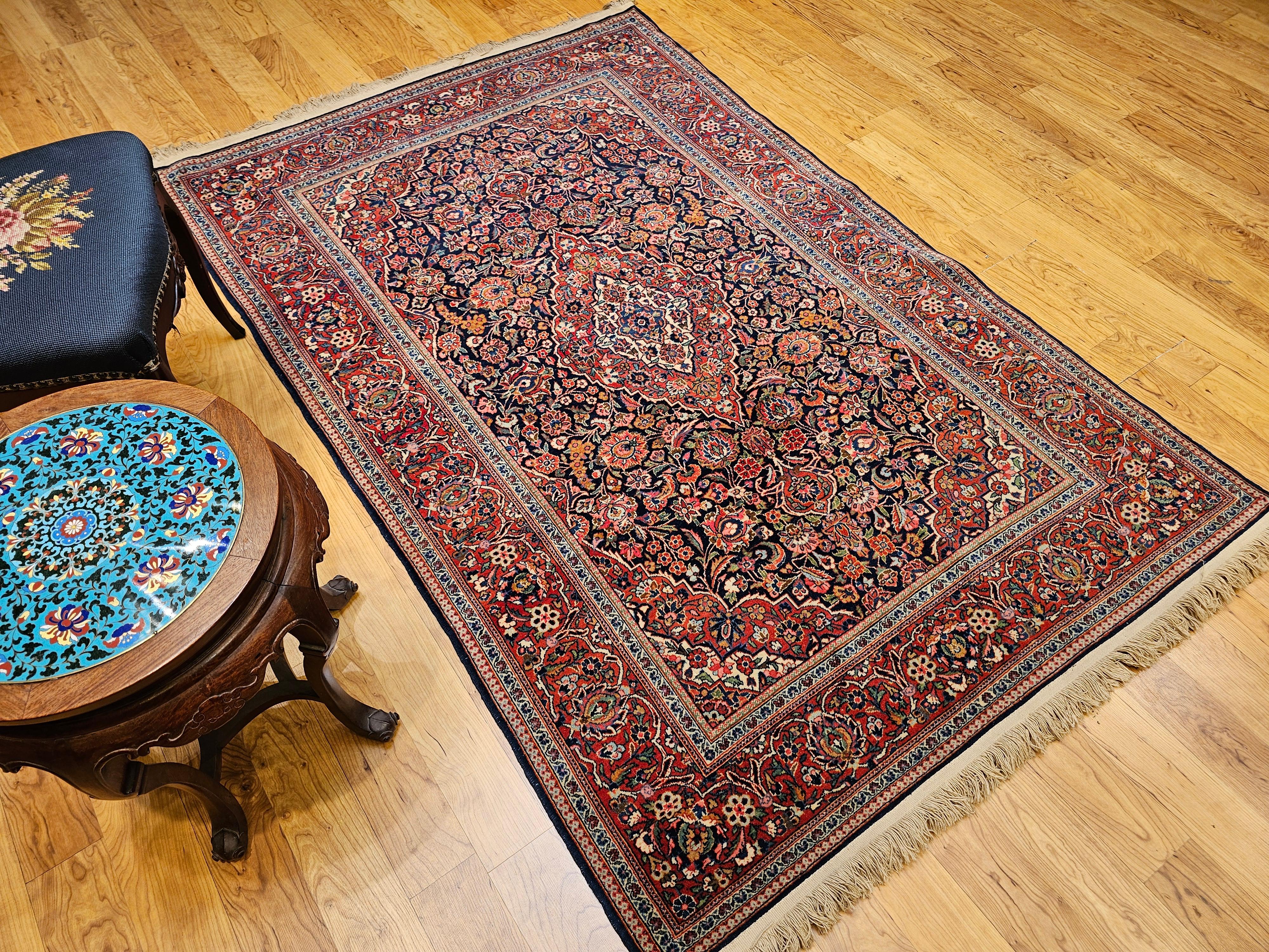 Tapis persan Kashan du début du XXe siècle à motifs floraux dans les tons marine, rouge et bleu en vente 9