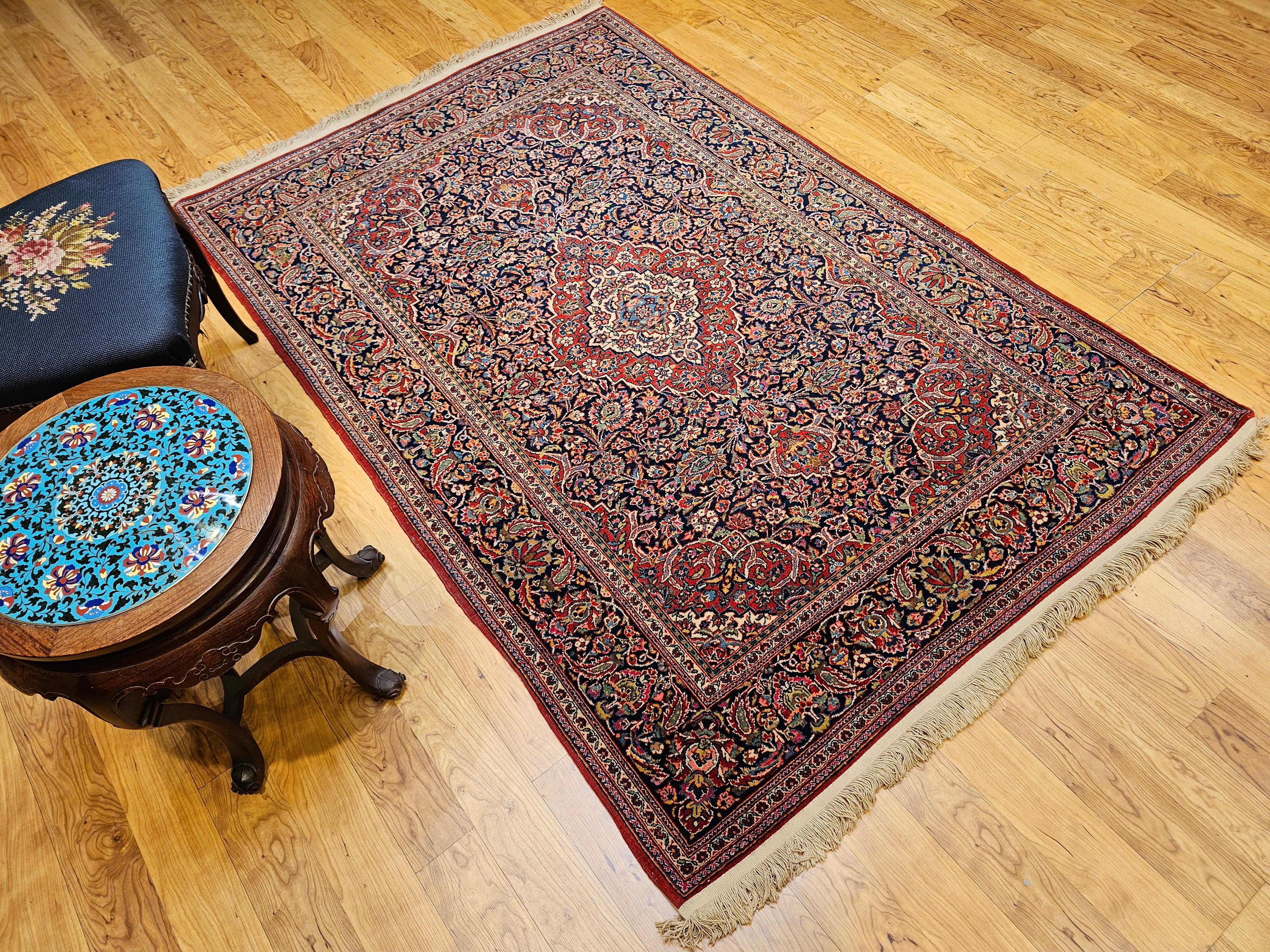 Tapis persan Kashan du début du XXe siècle à motifs floraux dans les tons marine, rouge et bleu en vente 9