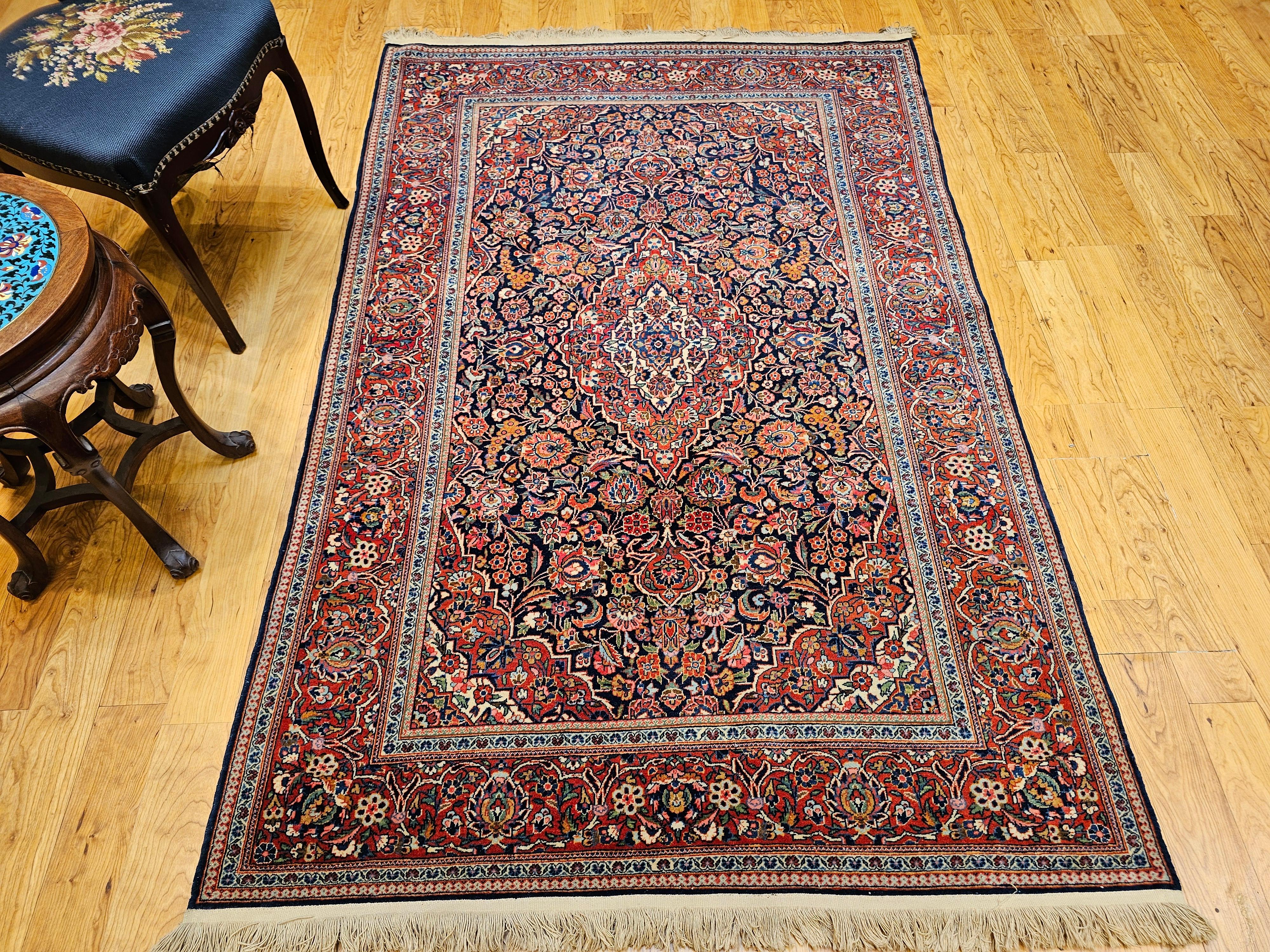 Tapis persan Kashan du début du XXe siècle à motifs floraux dans les tons marine, rouge et bleu en vente 10
