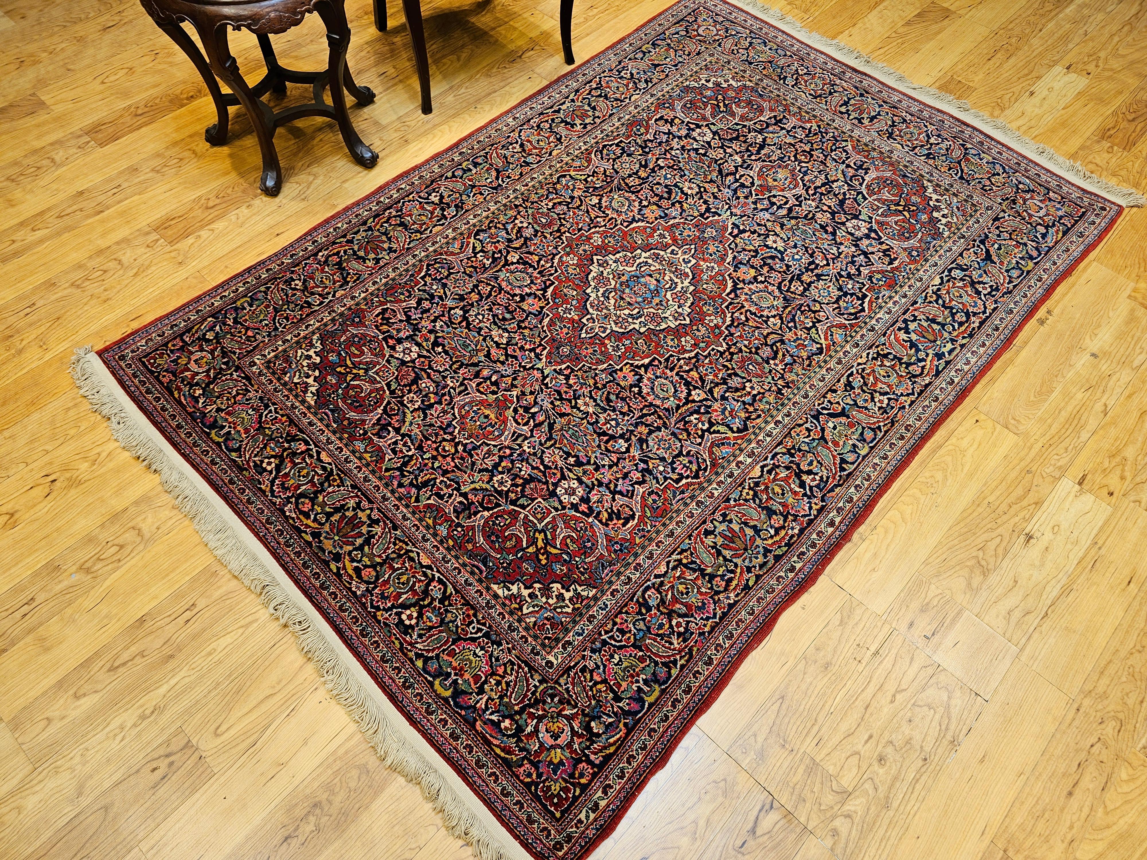 Tapis persan Kashan du début du XXe siècle à motifs floraux dans les tons marine, rouge et bleu en vente 10