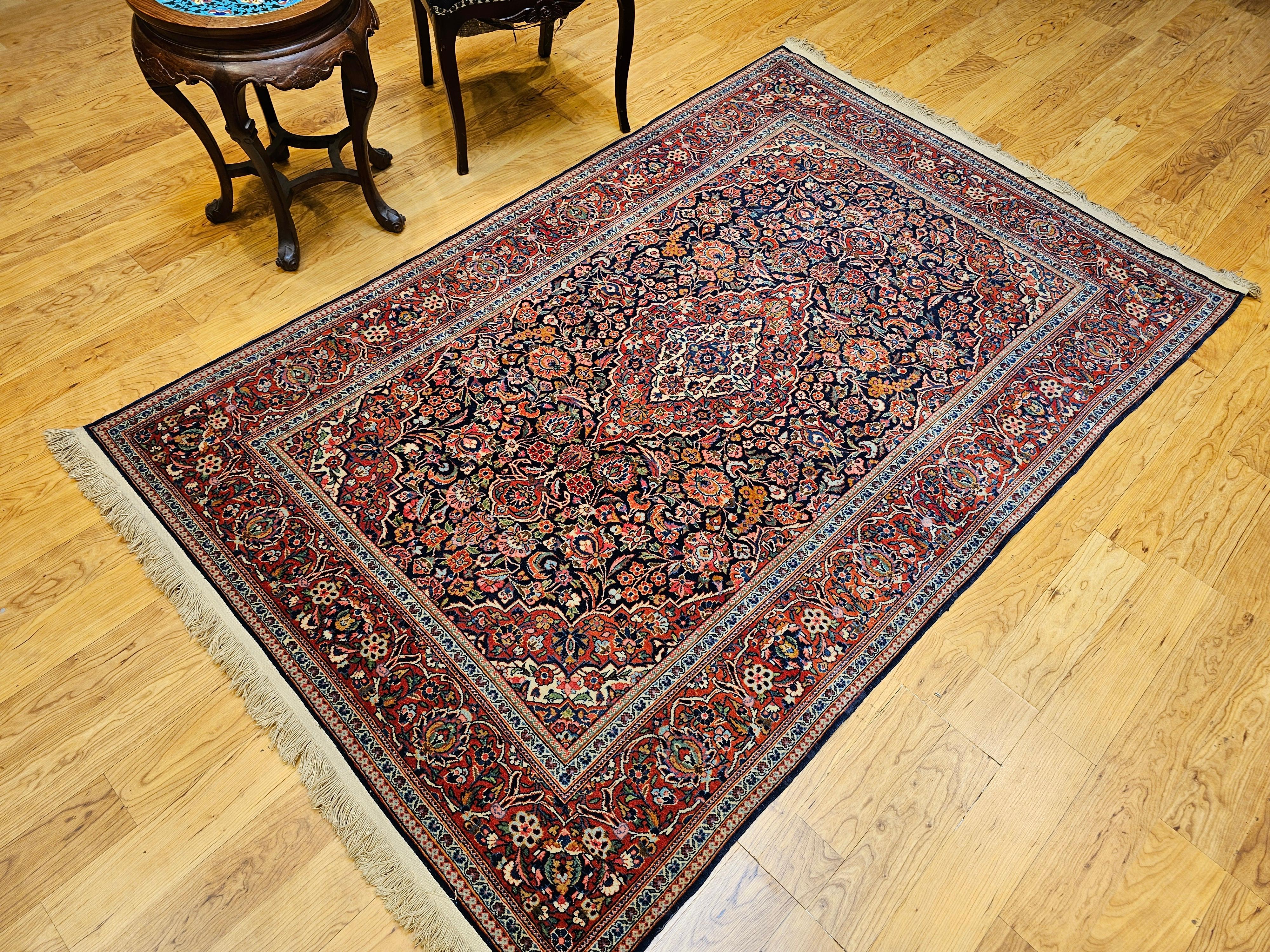 Tapis persan Kashan du début du XXe siècle à motifs floraux dans les tons marine, rouge et bleu en vente 11