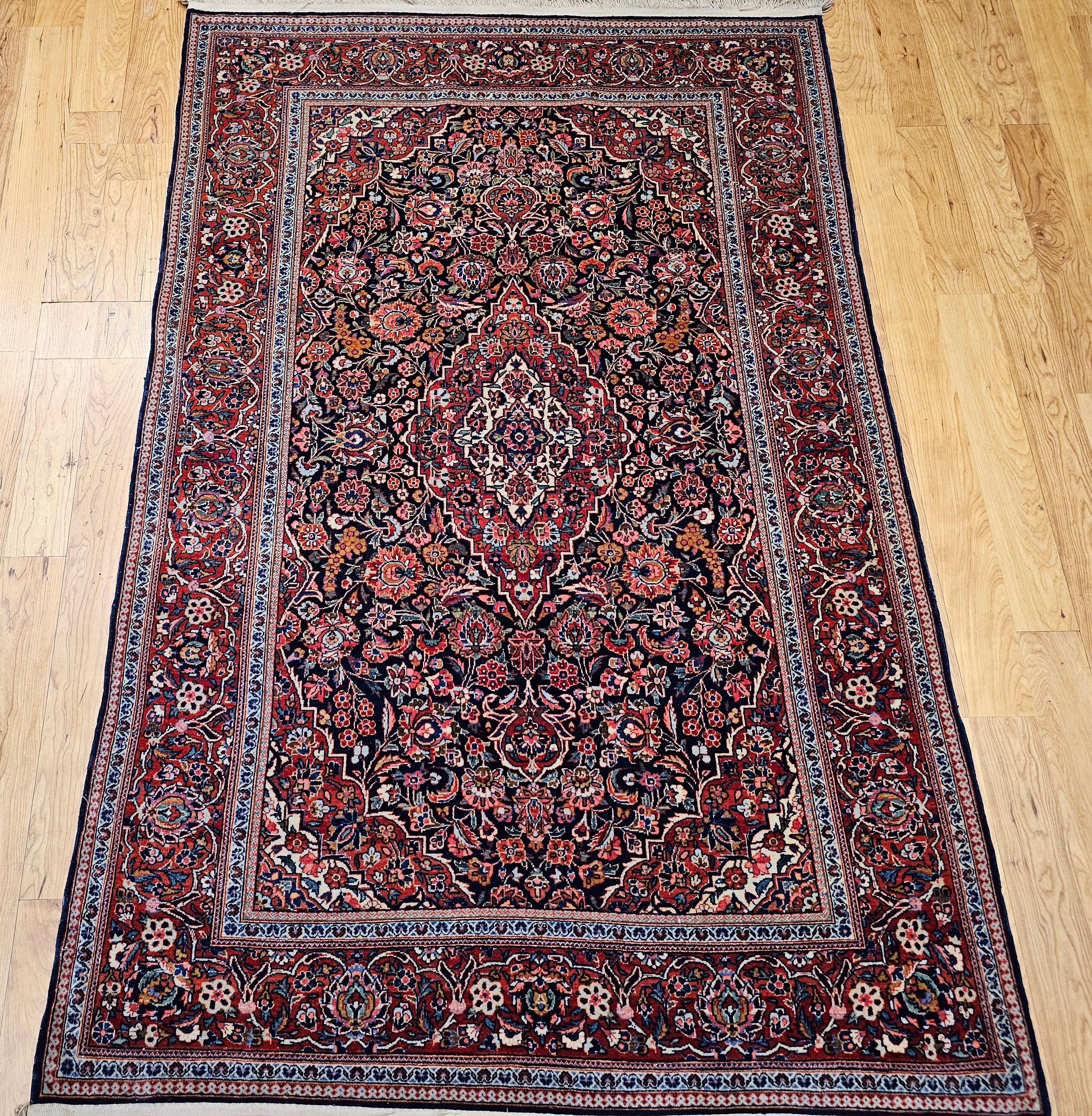 Ce tapis persan Kashan vintage, noué méticuleusement à la main au début des années 1900, met en valeur l'élégance et le raffinement de l'art. Cette pièce exquise incarne les principes de conception classiques et utilise la laine lumineuse et