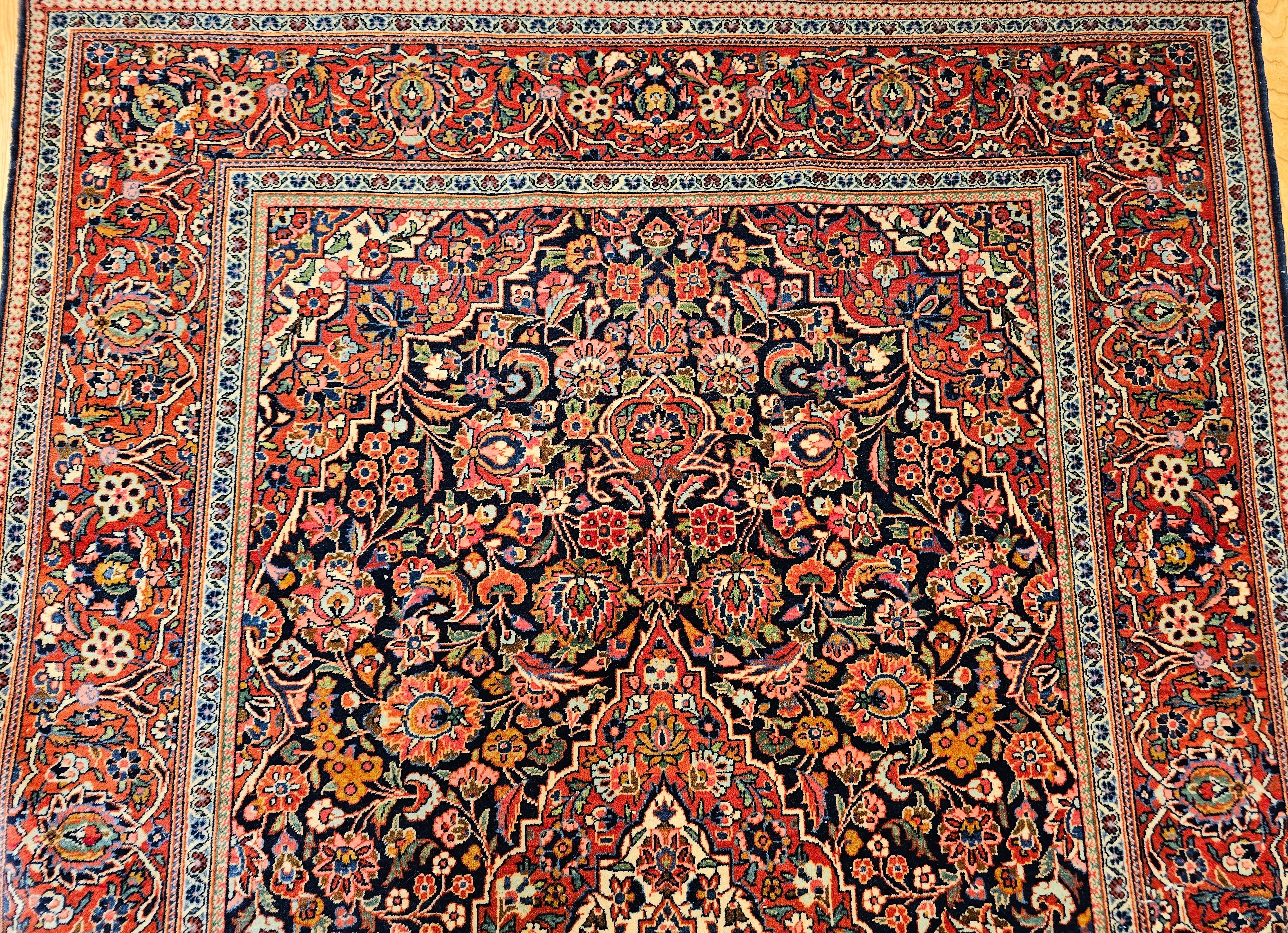 Tissé à la main Tapis persan Kashan du début du XXe siècle à motifs floraux dans les tons marine, rouge et bleu en vente