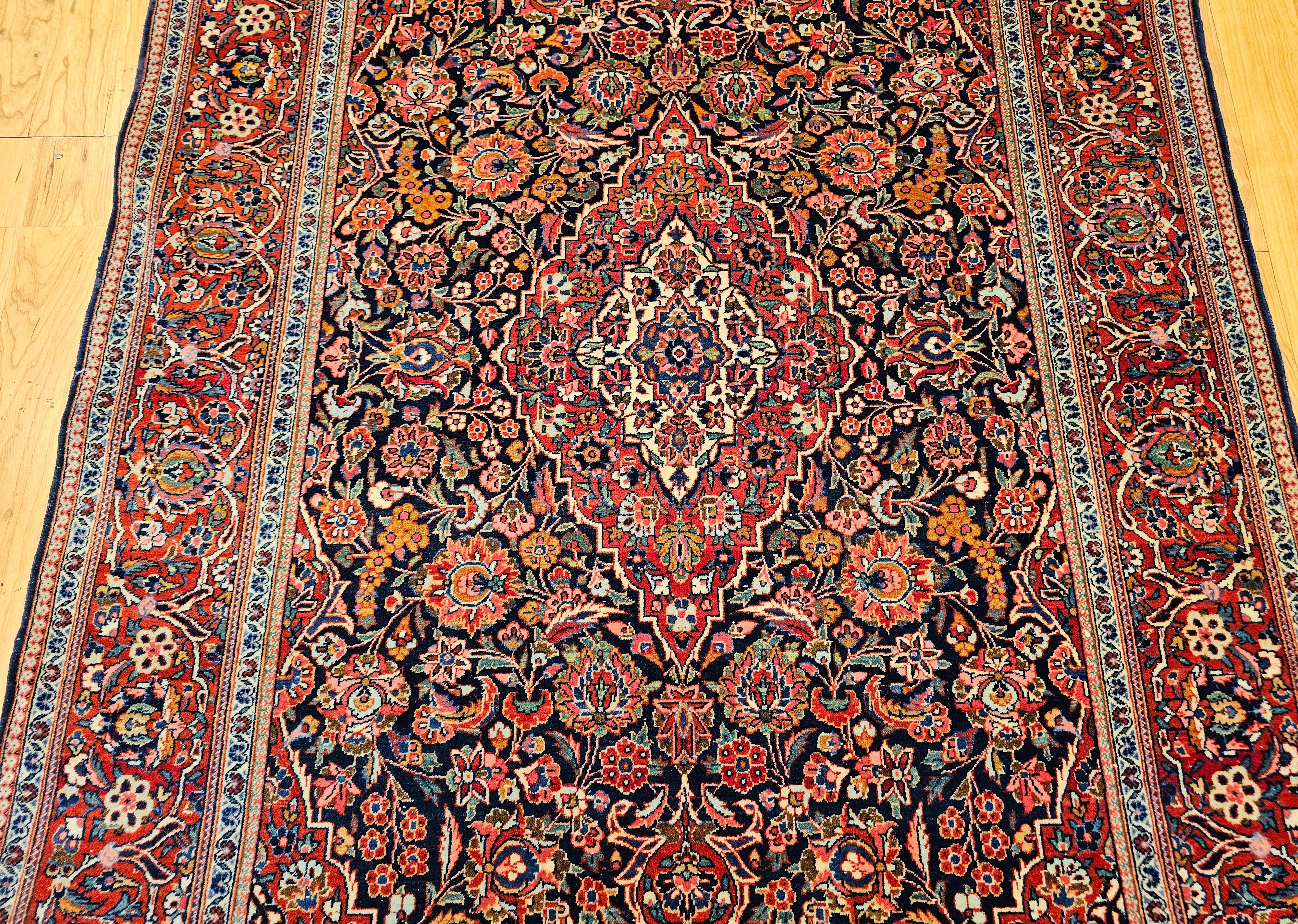 Tapis persan Kashan du début du XXe siècle à motifs floraux dans les tons marine, rouge et bleu Bon état - En vente à Barrington, IL