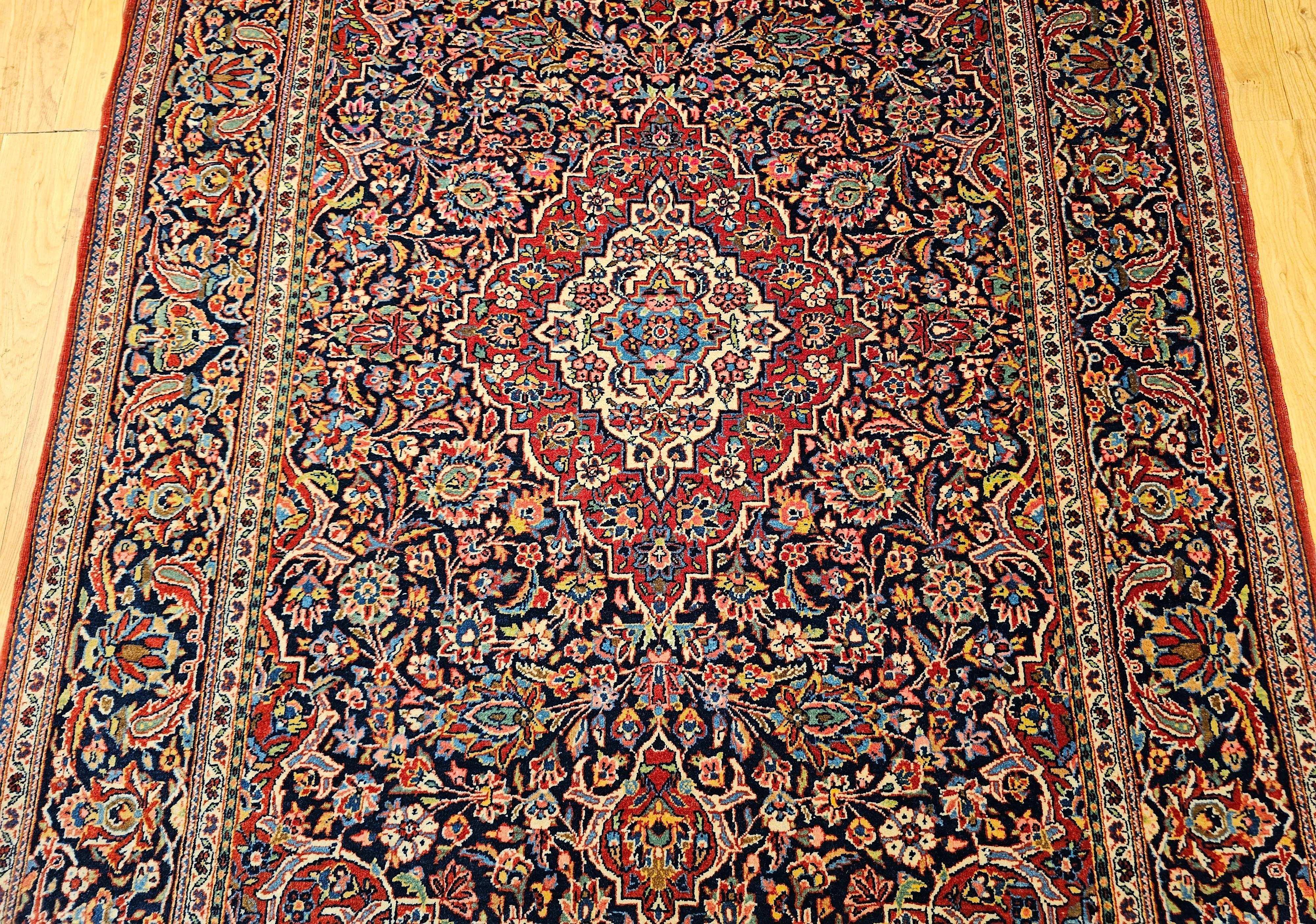 Tapis persan Kashan du début du XXe siècle à motifs floraux dans les tons marine, rouge et bleu Bon état - En vente à Barrington, IL