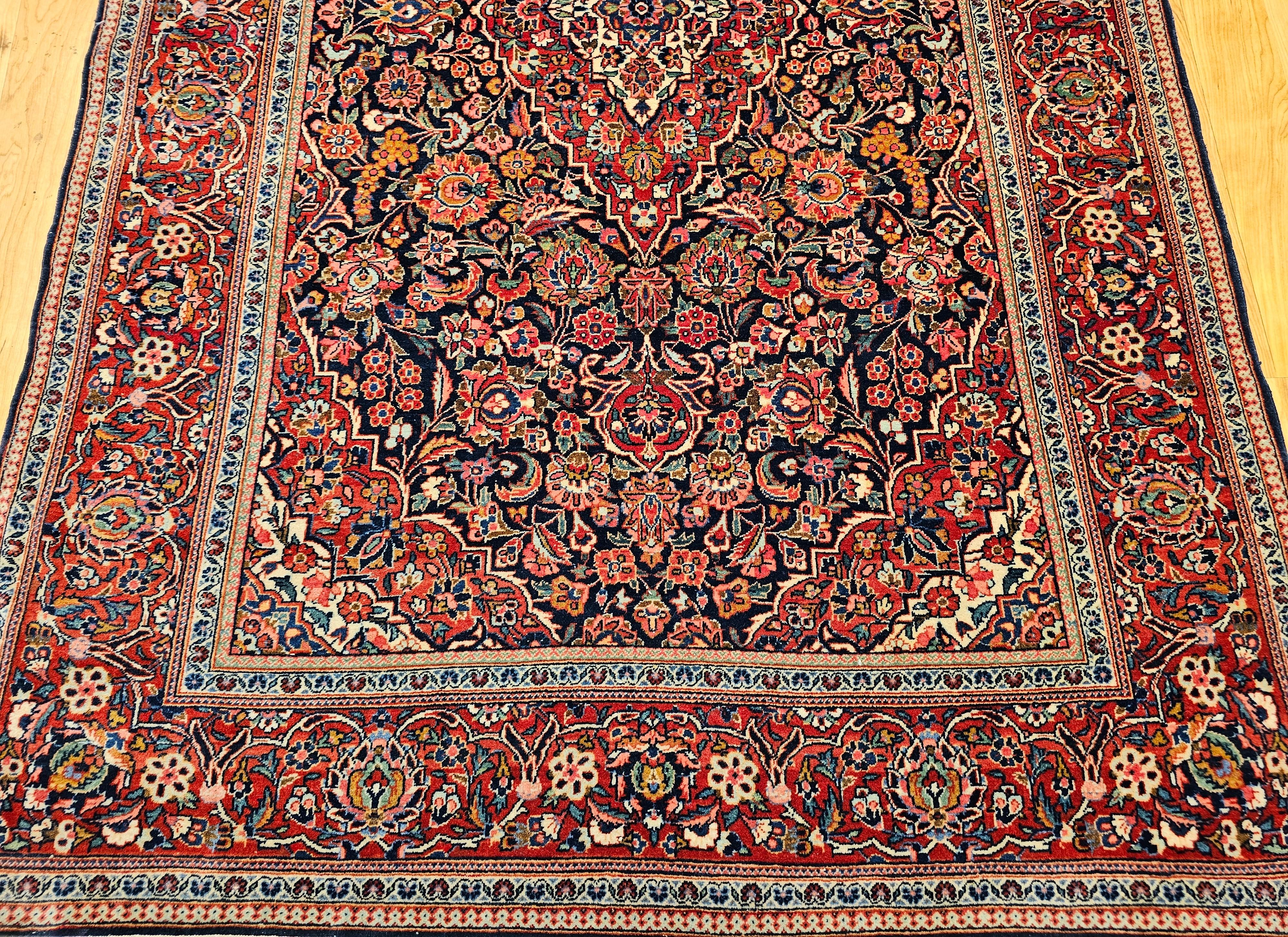 20ième siècle Tapis persan Kashan du début du XXe siècle à motifs floraux dans les tons marine, rouge et bleu en vente