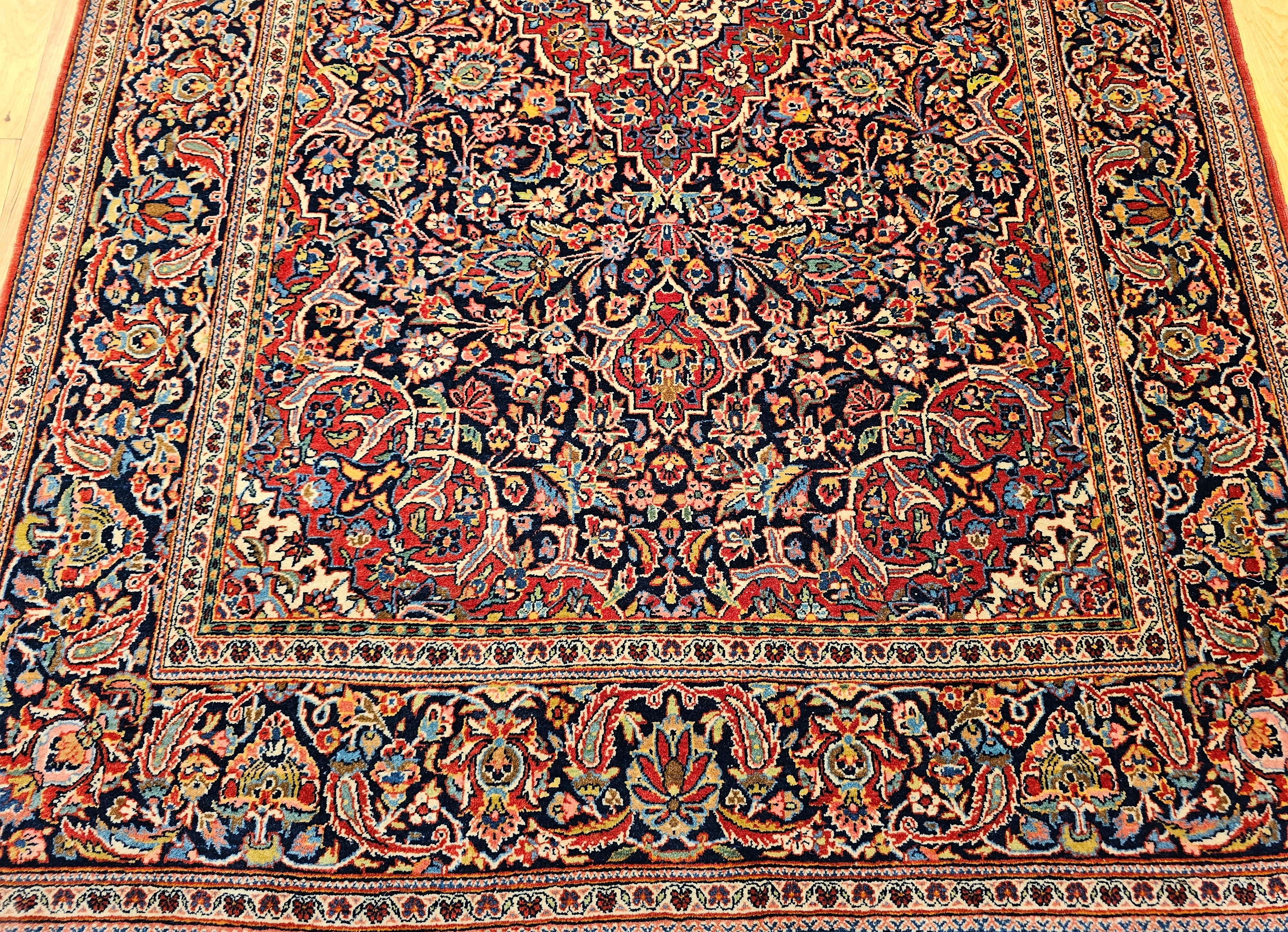 20ième siècle Tapis persan Kashan du début du XXe siècle à motifs floraux dans les tons marine, rouge et bleu en vente