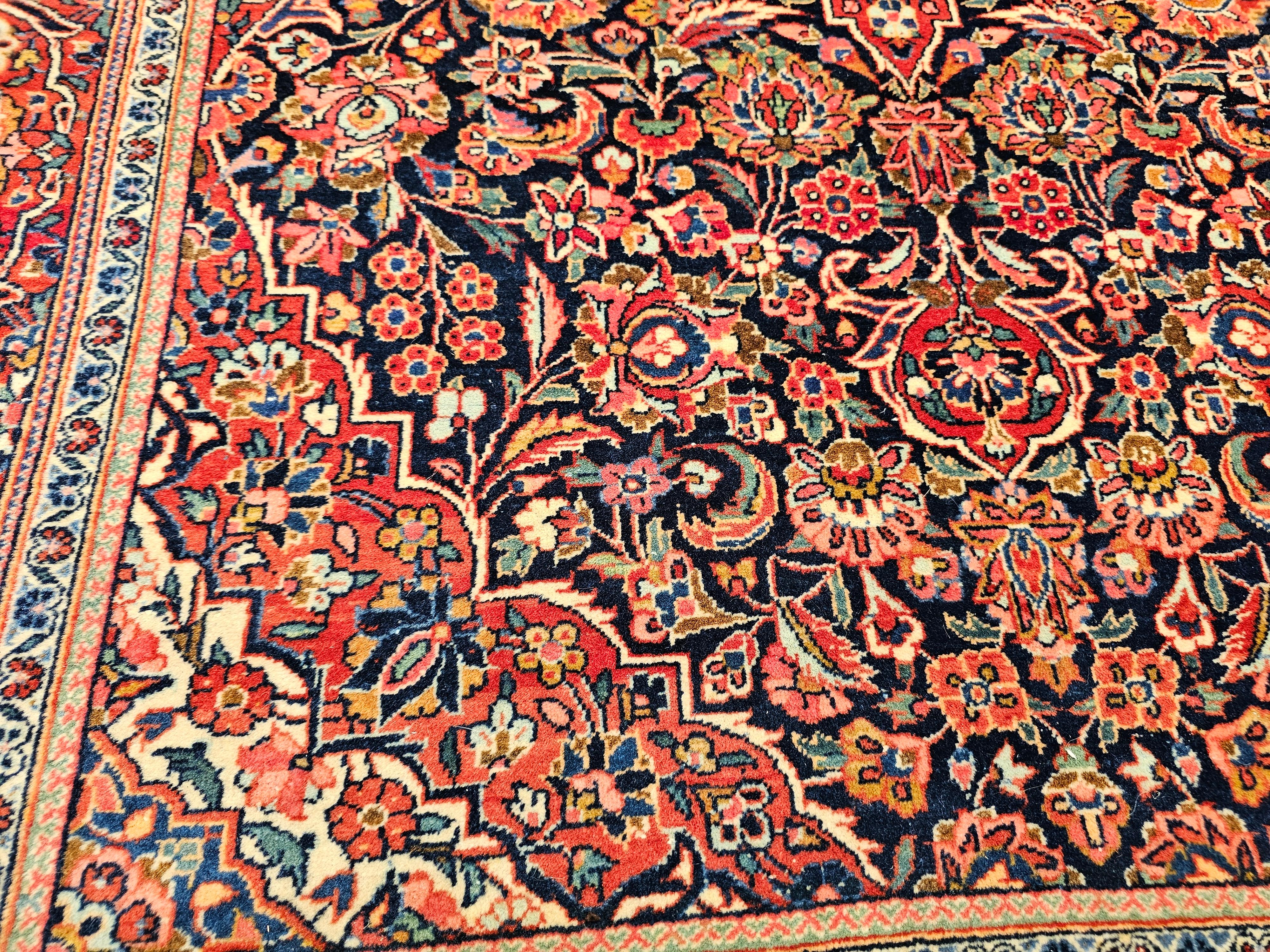 Laine Tapis persan Kashan du début du XXe siècle à motifs floraux dans les tons marine, rouge et bleu en vente