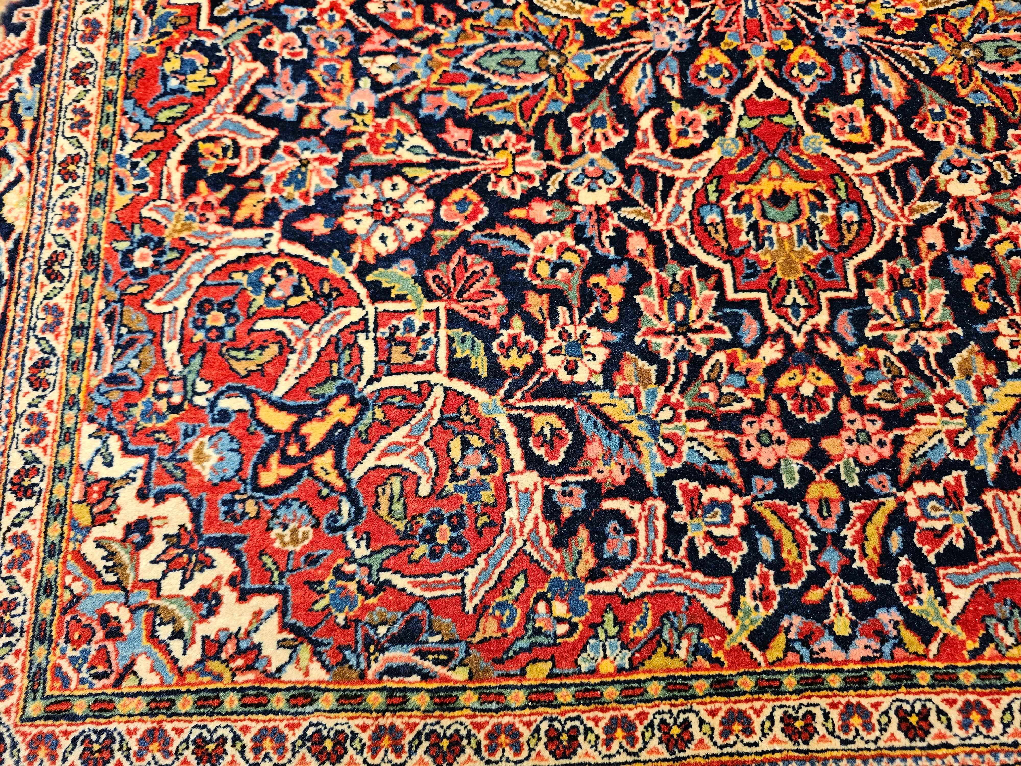 Laine Tapis persan Kashan du début du XXe siècle à motifs floraux dans les tons marine, rouge et bleu en vente