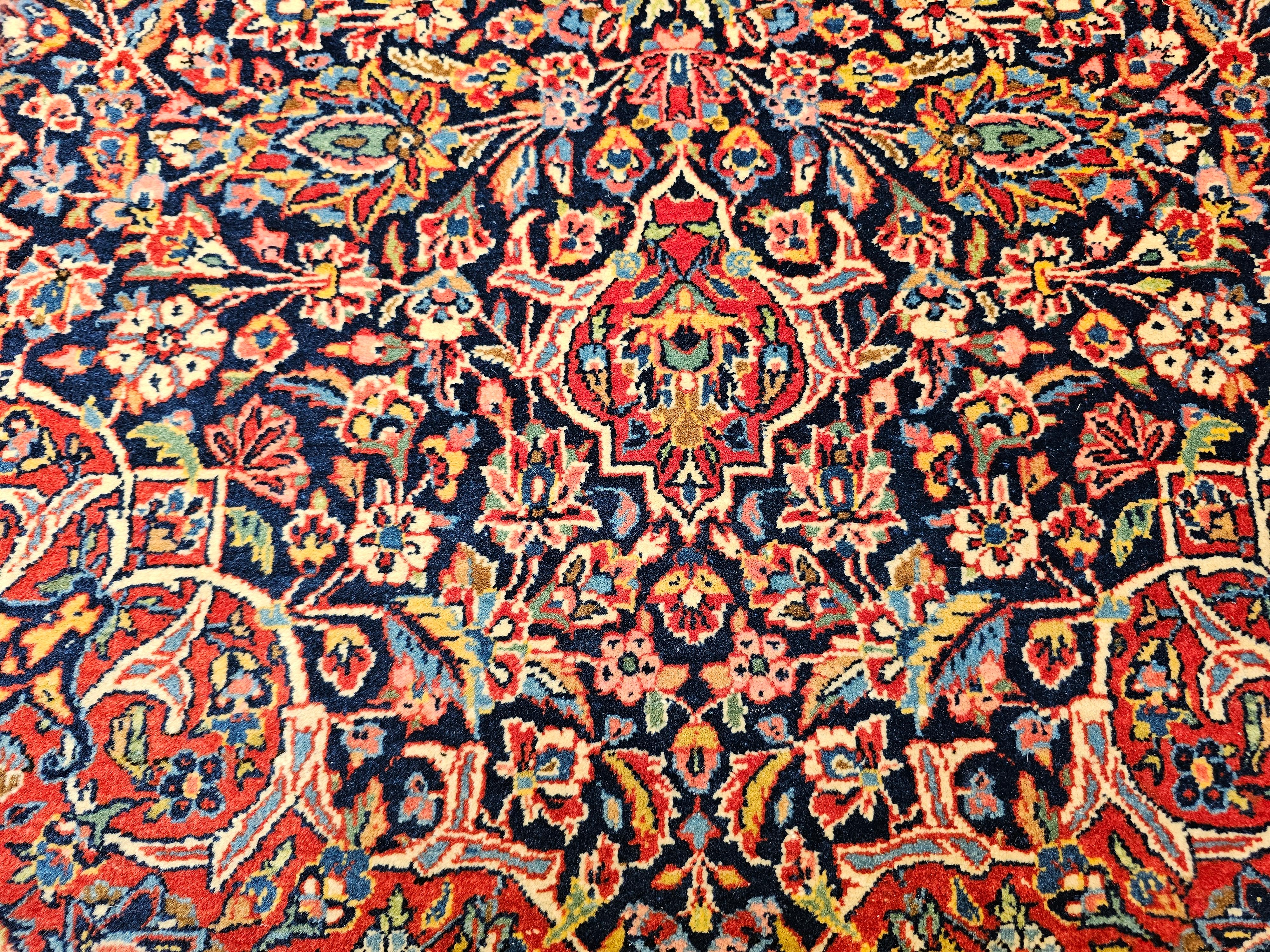 Tapis persan Kashan du début du XXe siècle à motifs floraux dans les tons marine, rouge et bleu en vente 1