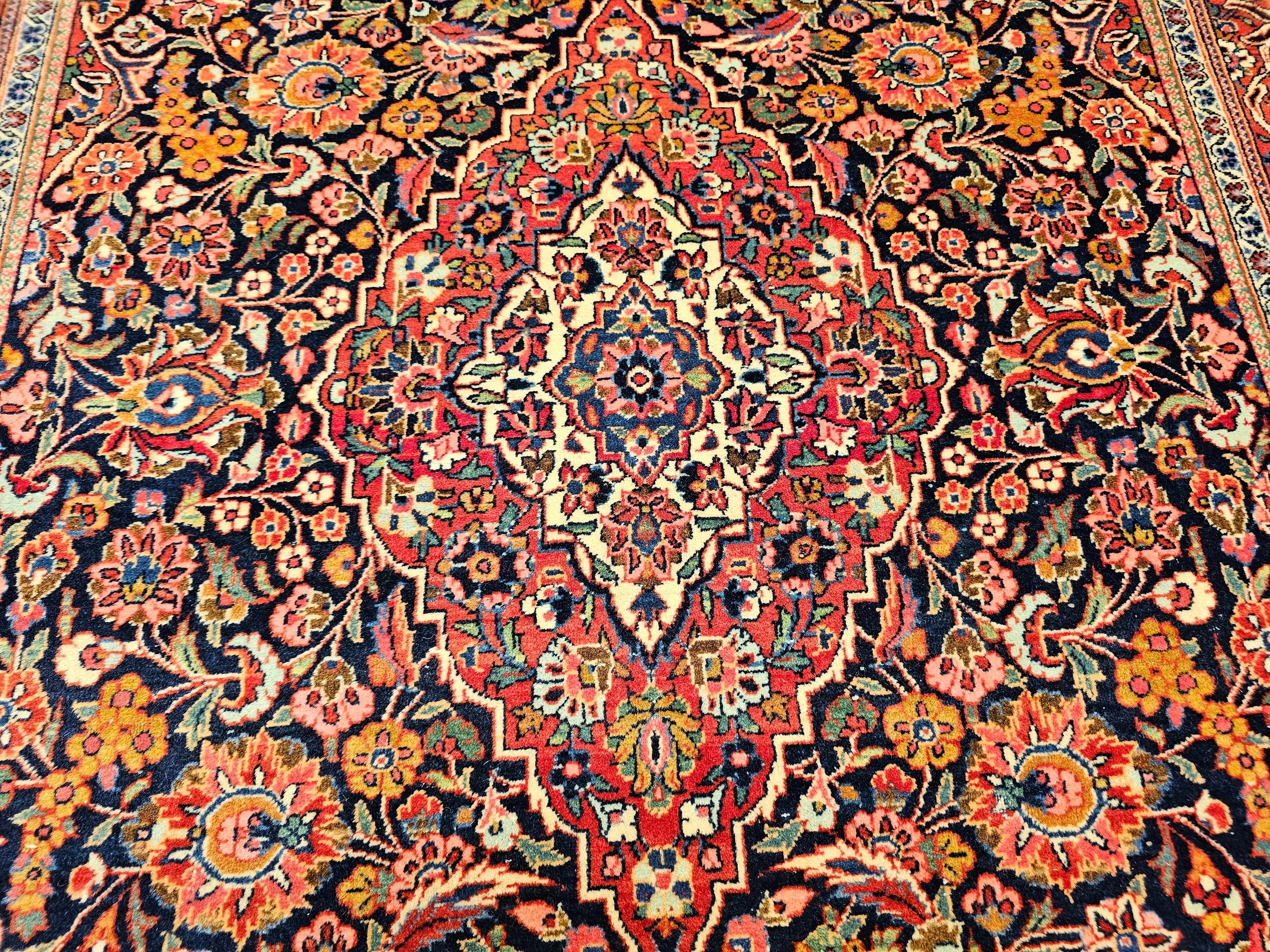 Tapis persan Kashan du début du XXe siècle à motifs floraux dans les tons marine, rouge et bleu en vente 2