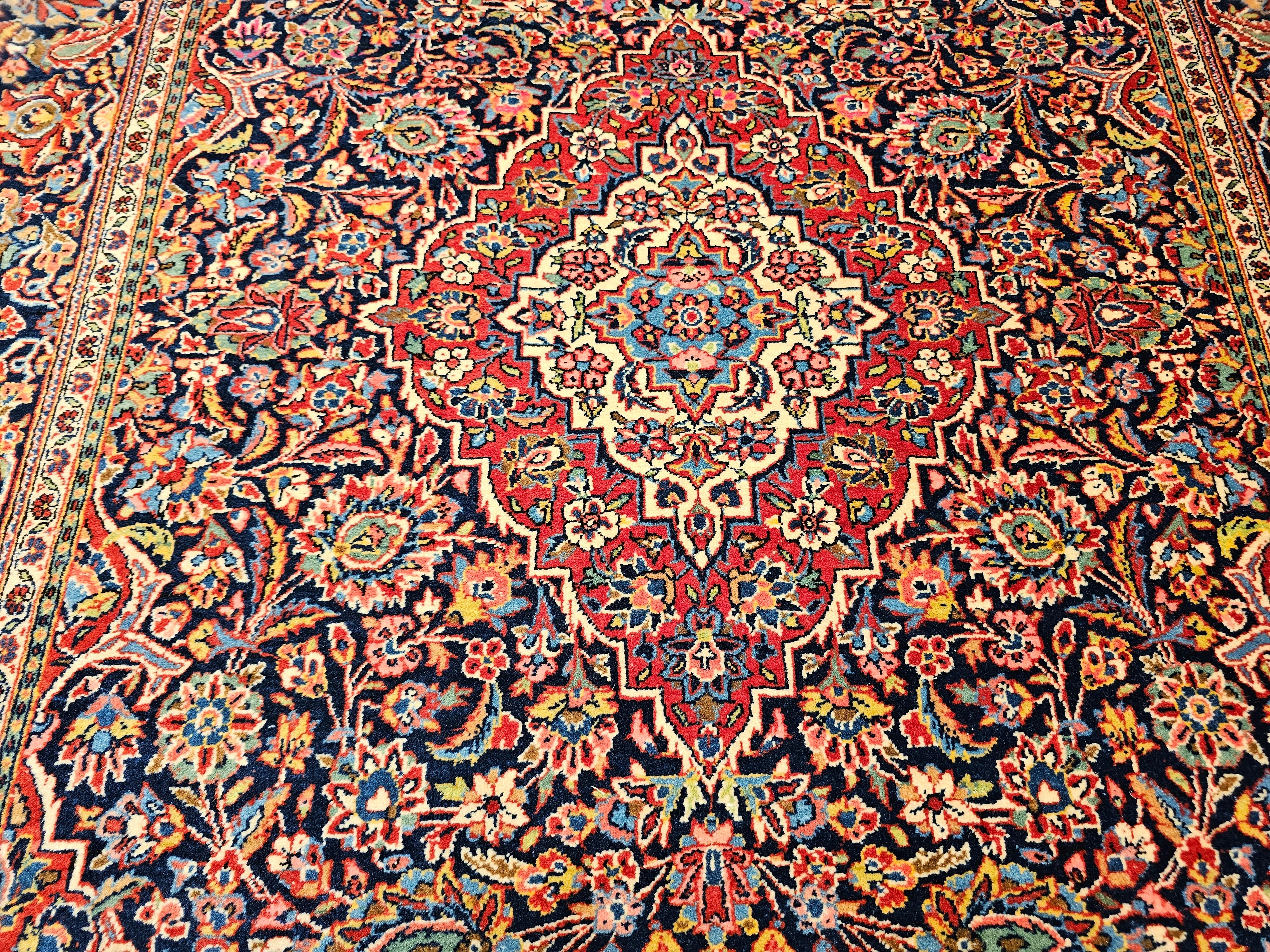 Tapis persan Kashan du début du XXe siècle à motifs floraux dans les tons marine, rouge et bleu en vente 2