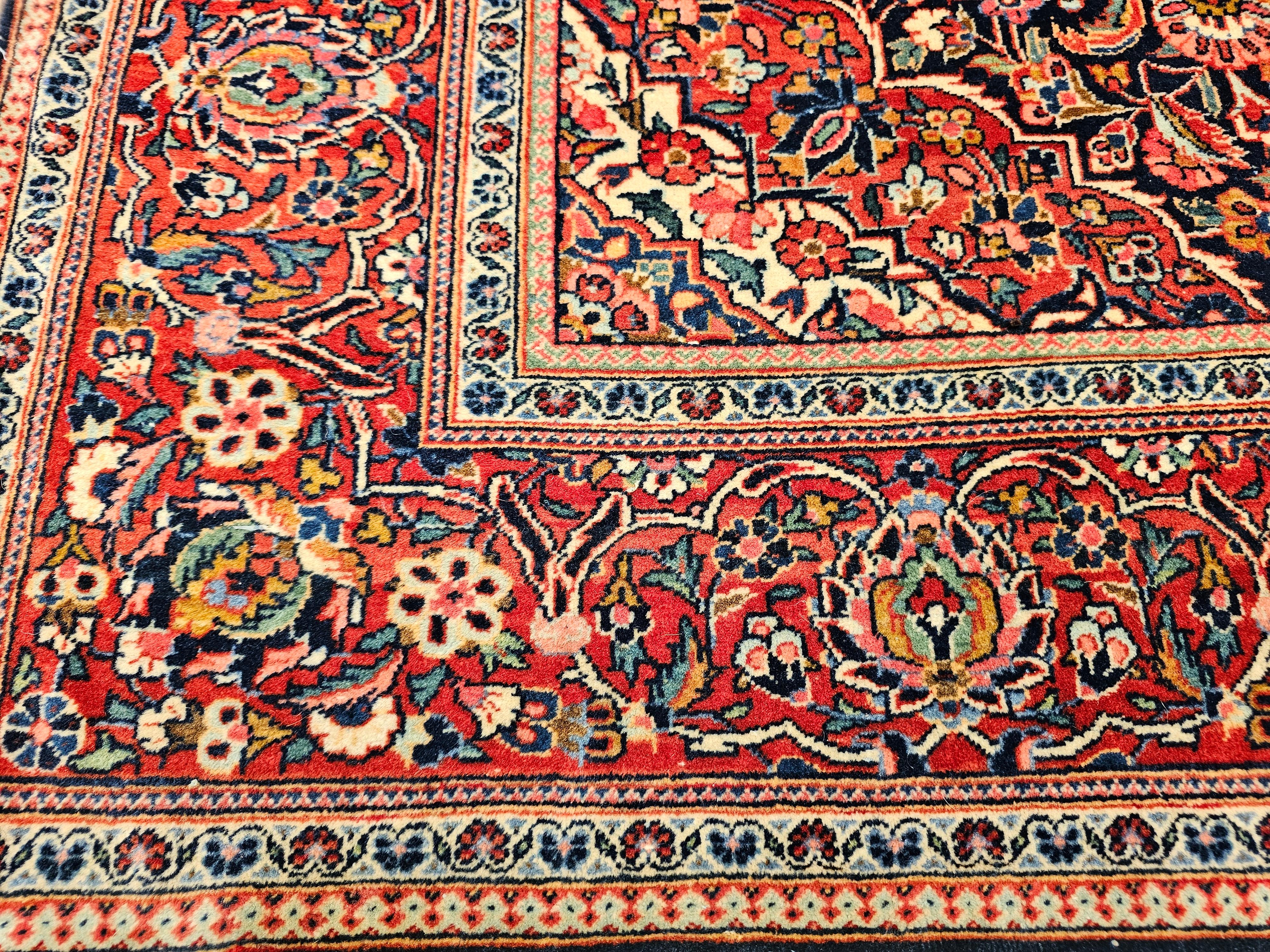 Tapis persan Kashan du début du XXe siècle à motifs floraux dans les tons marine, rouge et bleu en vente 3