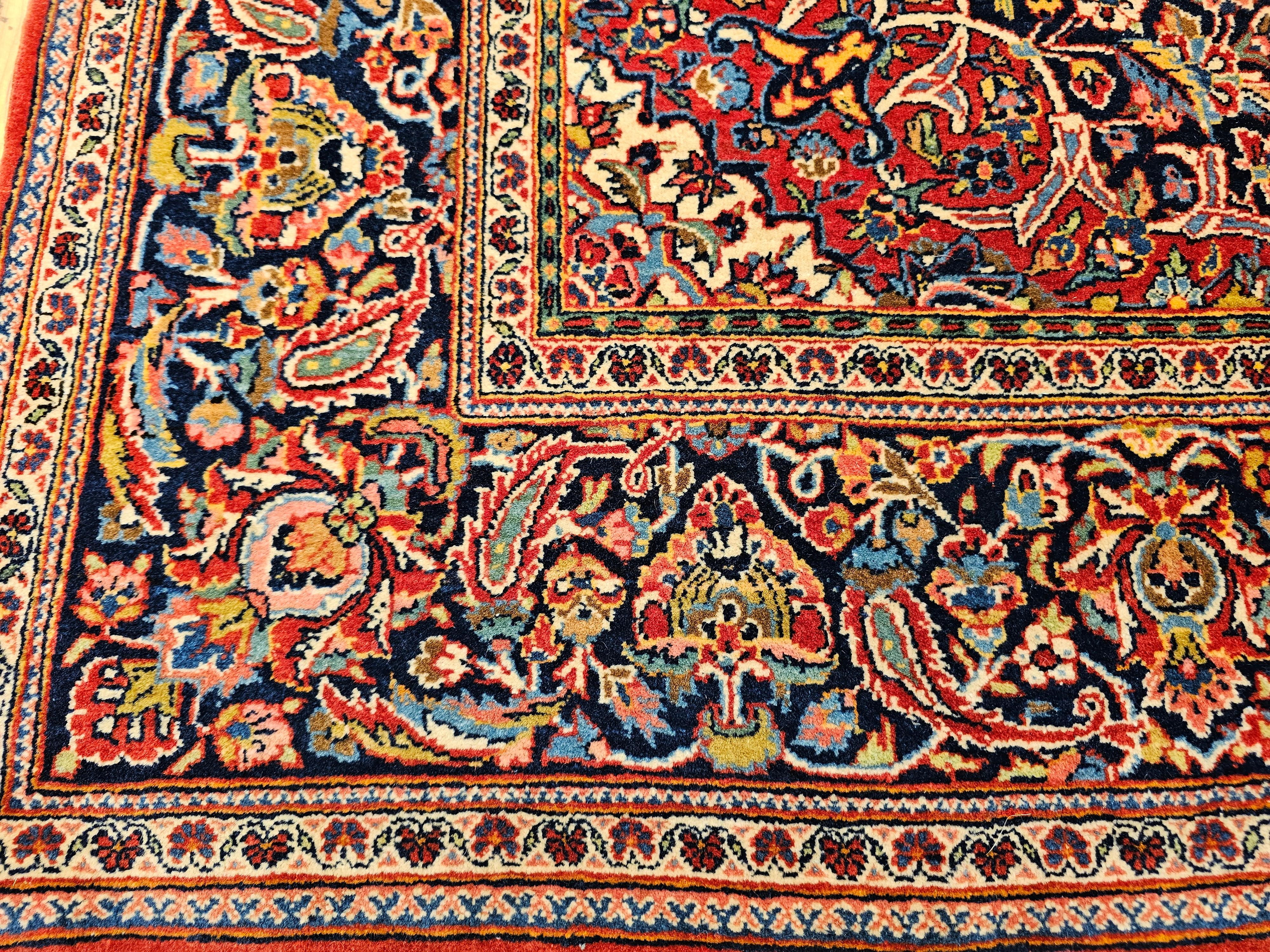Tapis persan Kashan du début du XXe siècle à motifs floraux dans les tons marine, rouge et bleu en vente 3
