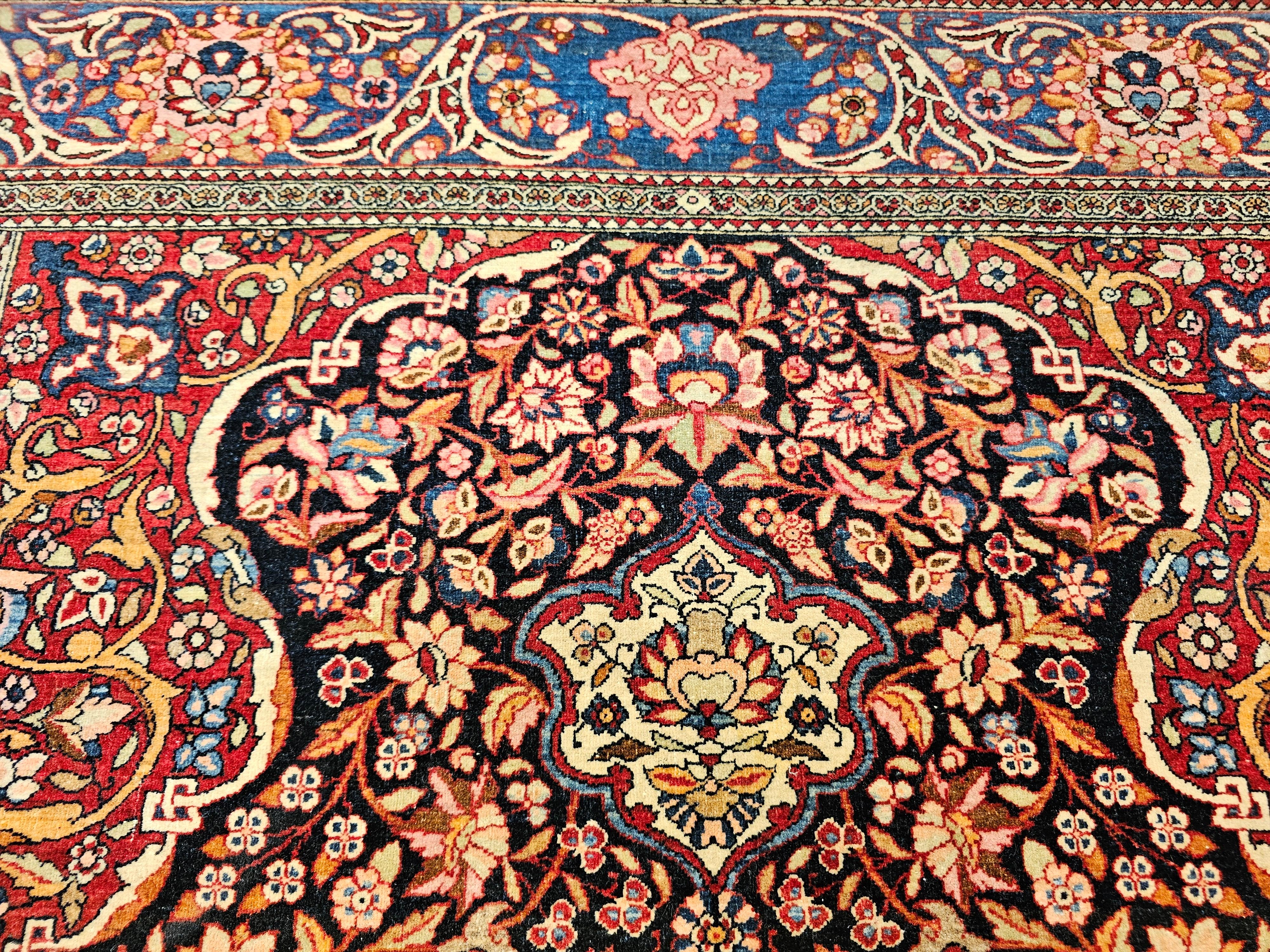 Tappeto persiano Kashan dei primi del Novecento con disegno floreale in blu, rosso e avorio in vendita 3