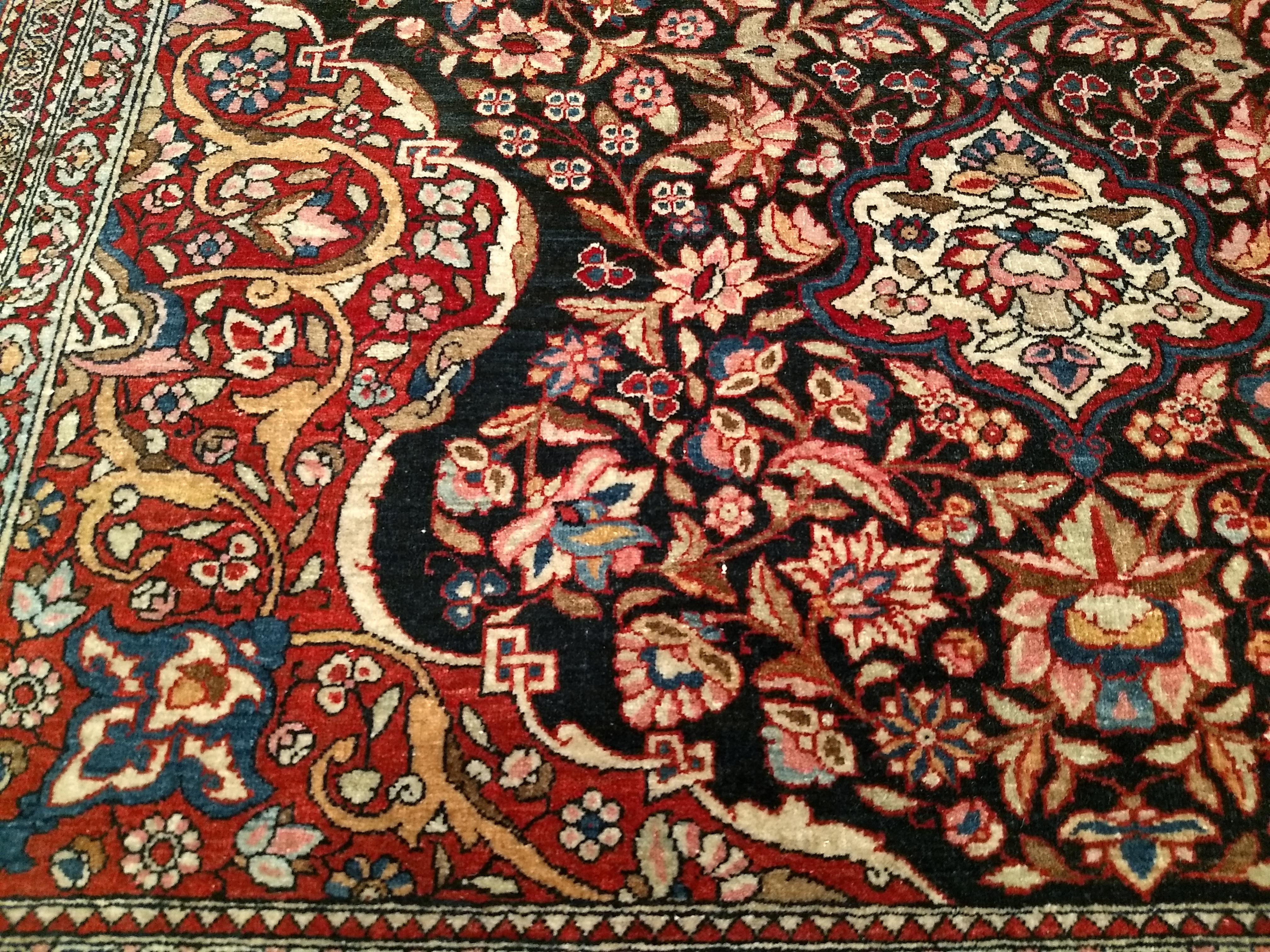 Tappeto persiano Kashan dei primi del Novecento con disegno floreale in blu, rosso e avorio in vendita 4