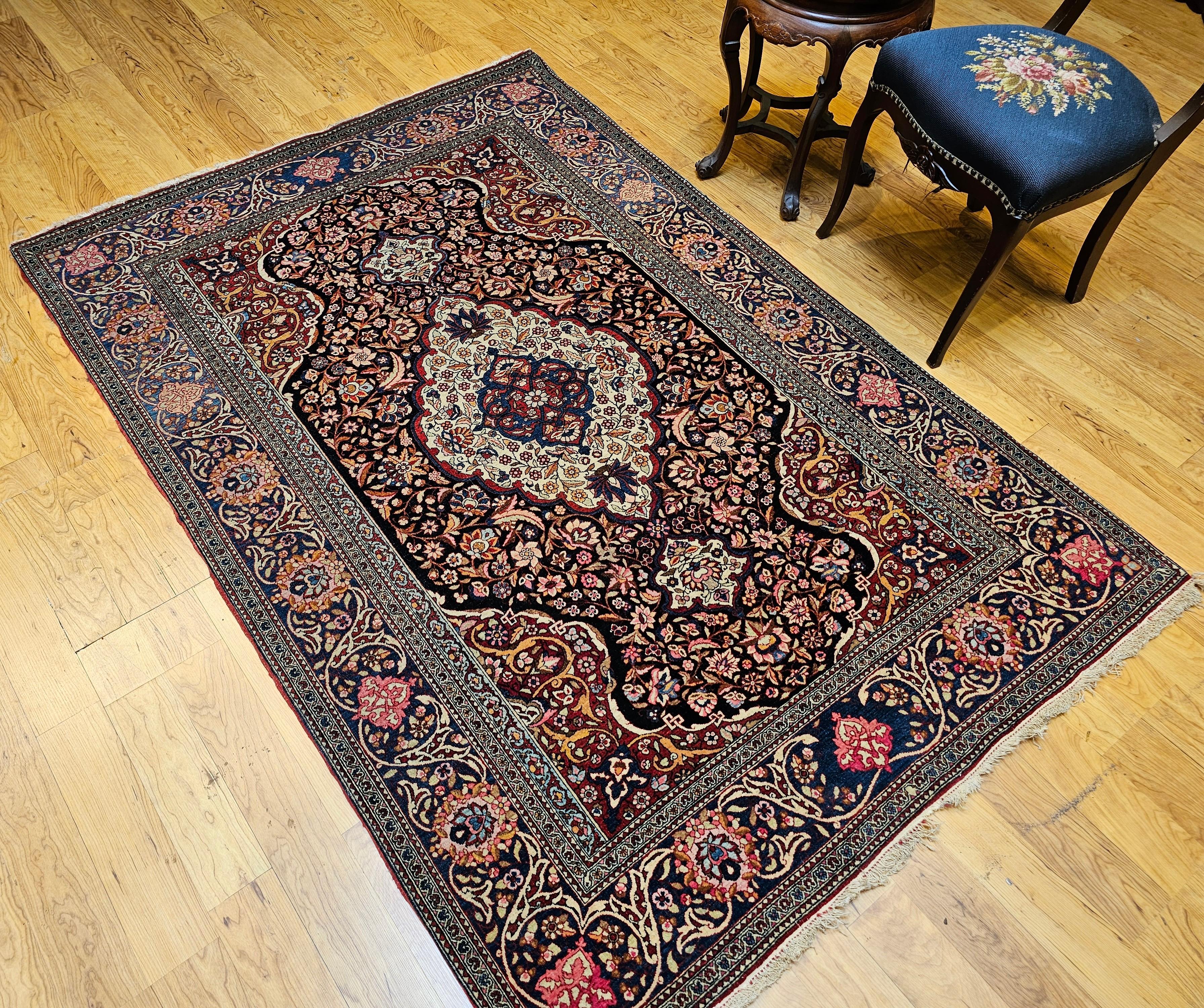 Tappeto persiano Kashan dei primi del Novecento con disegno floreale in blu, rosso e avorio in vendita 6
