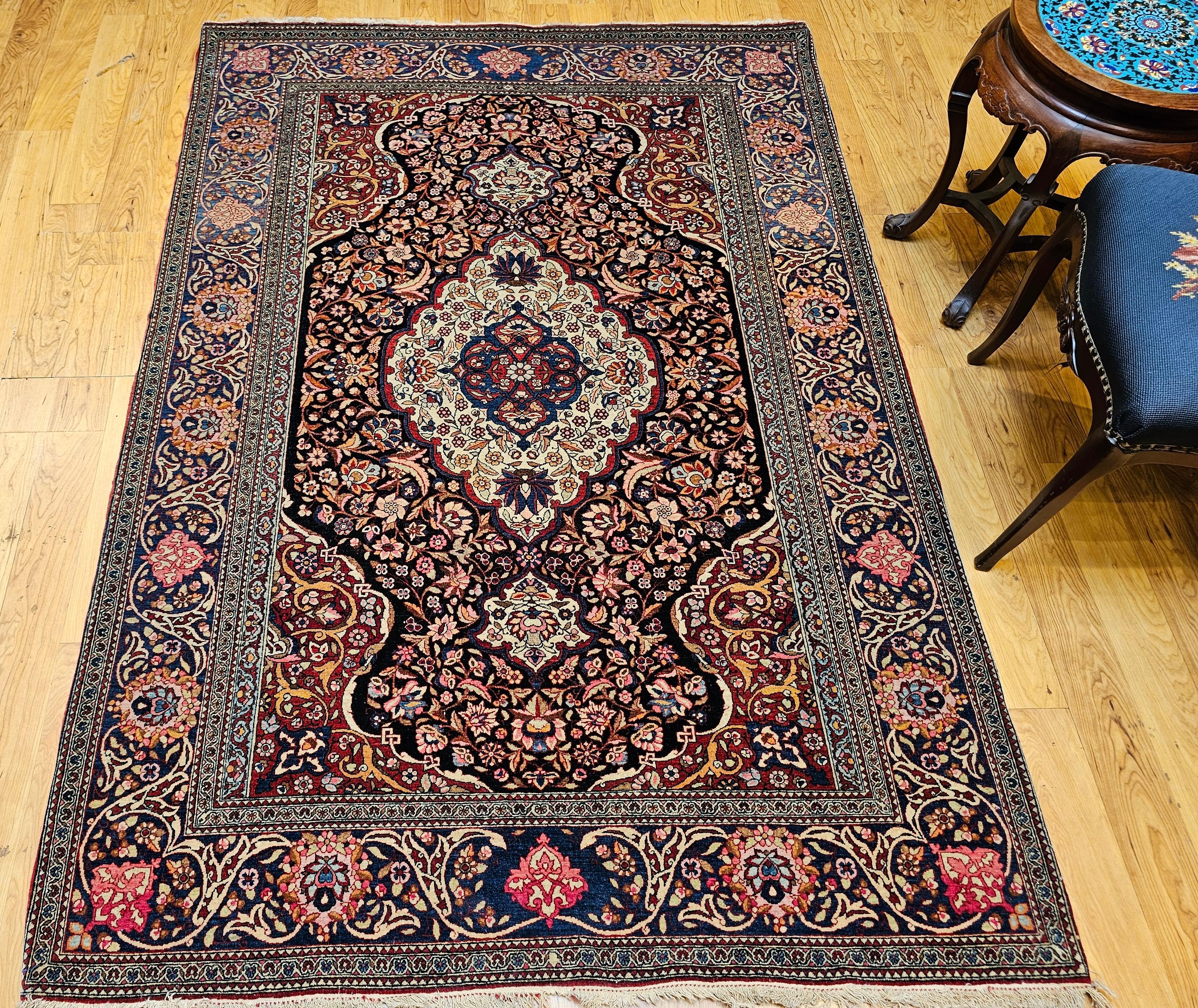 Tappeto persiano Kashan dei primi del Novecento con disegno floreale in blu, rosso e avorio in vendita 7