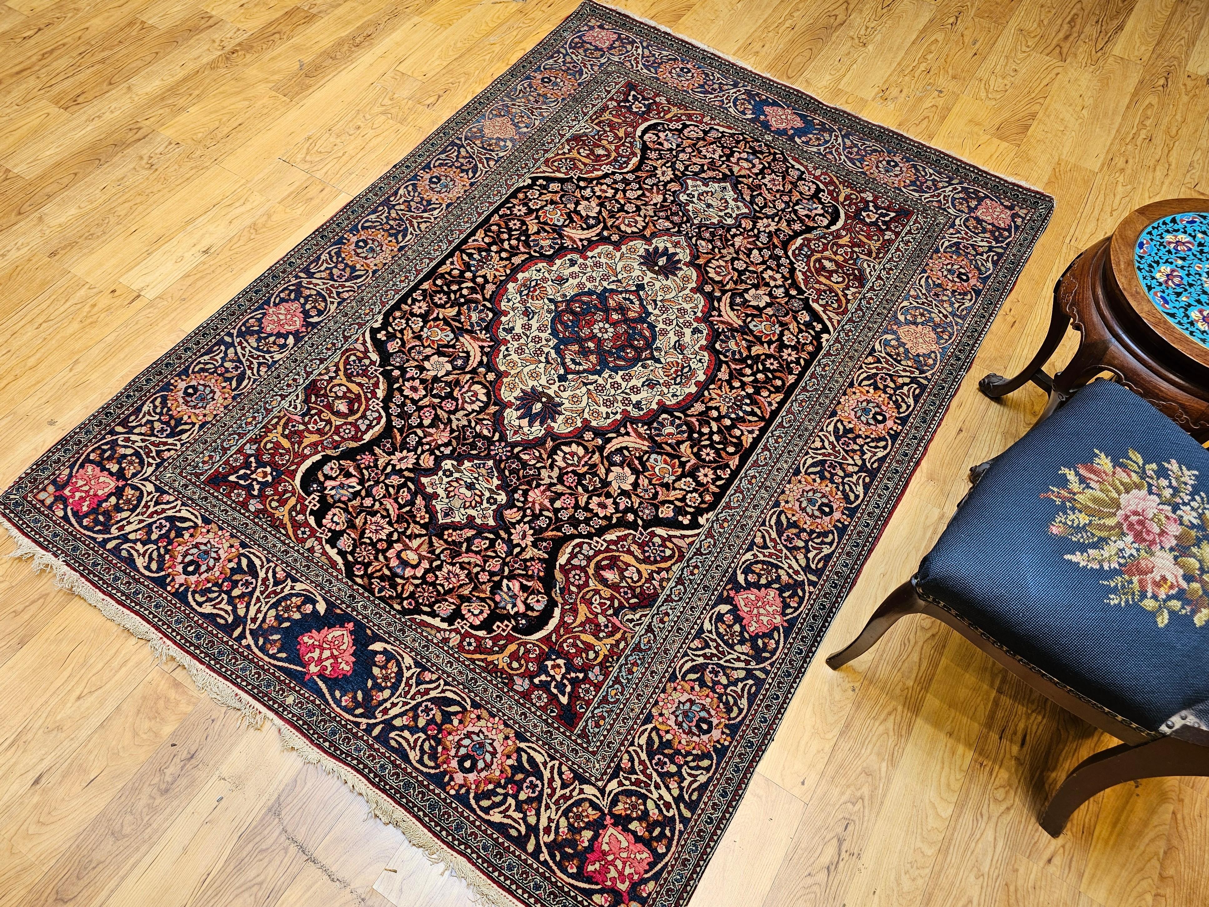 Tappeto persiano Kashan dei primi del Novecento con disegno floreale in blu, rosso e avorio in vendita 8