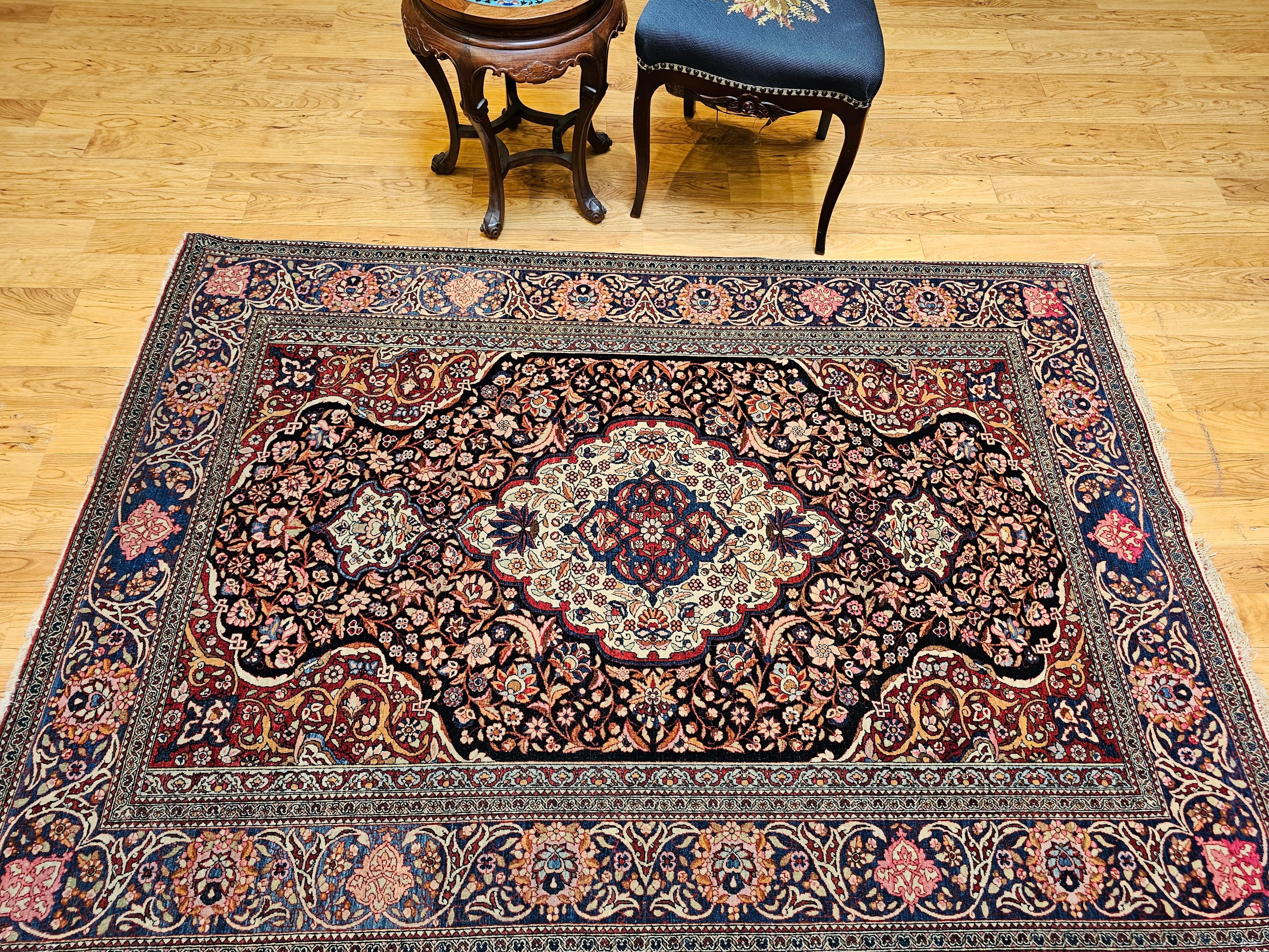 Tappeto persiano Kashan dei primi del Novecento con disegno floreale in blu, rosso e avorio in vendita 9