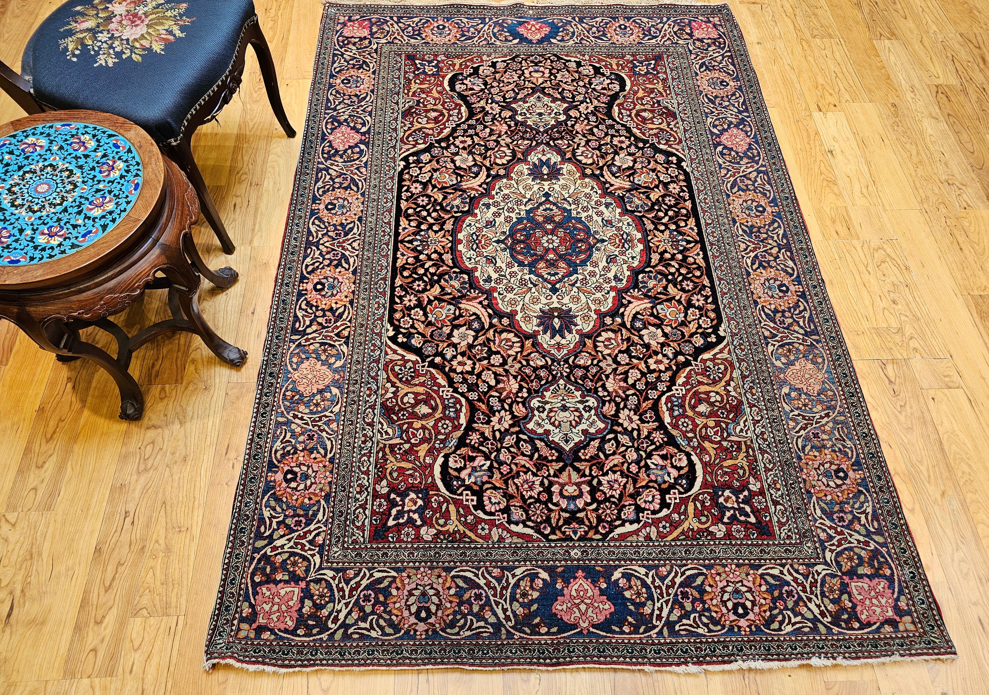 Tappeto persiano Kashan dei primi del Novecento con disegno floreale in blu, rosso e avorio in vendita 11