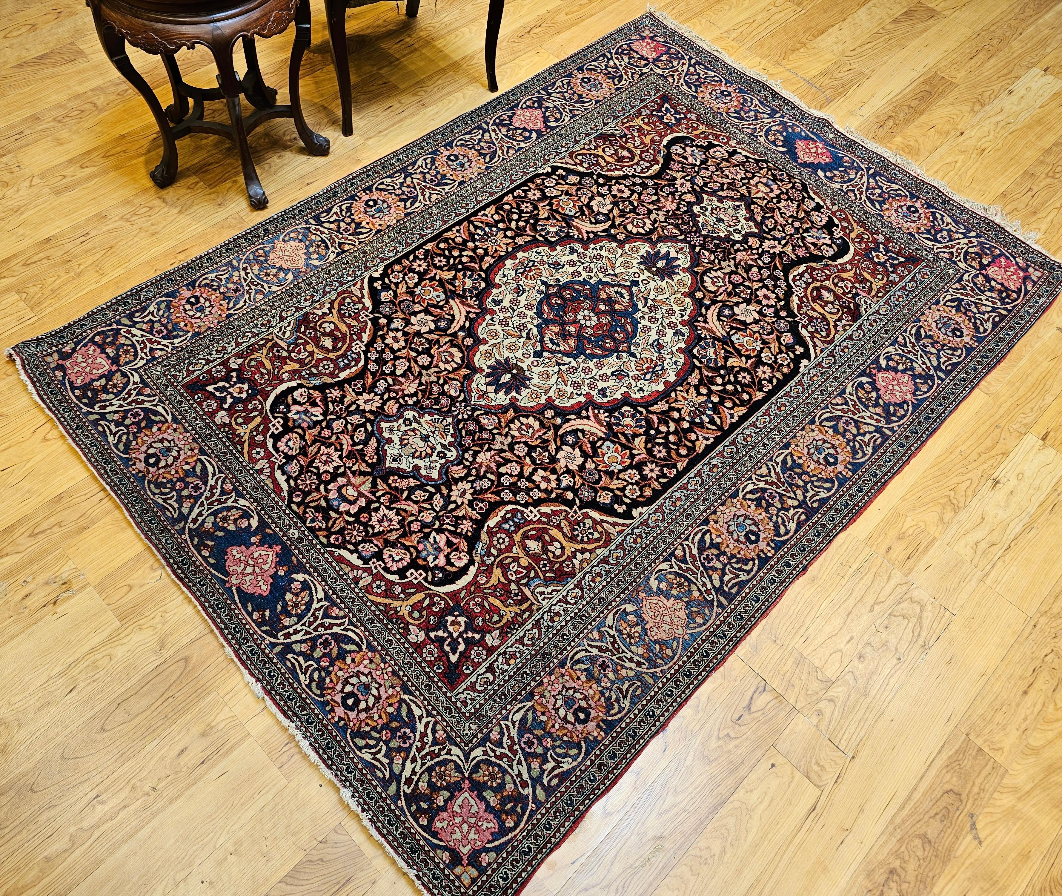 Tappeto persiano Kashan dei primi del Novecento con disegno floreale in blu, rosso e avorio in vendita 12