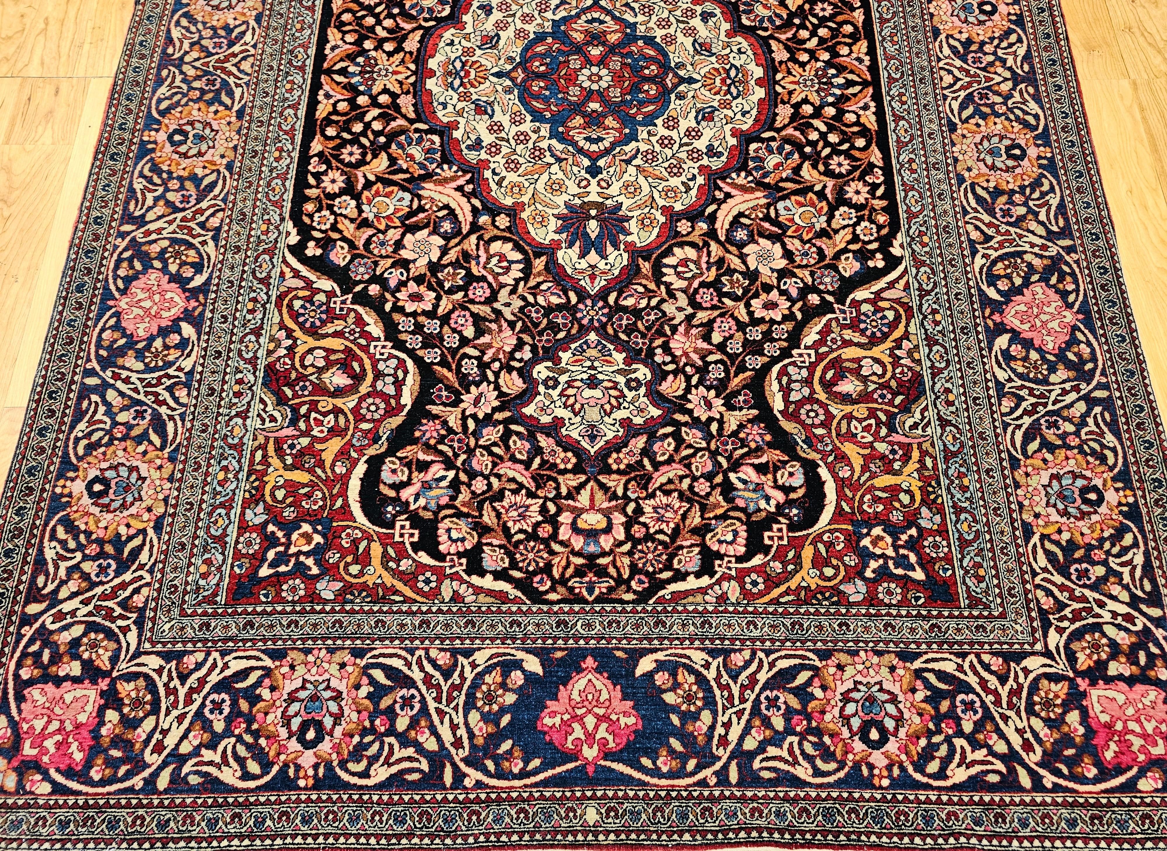 Persiano Tappeto persiano Kashan dei primi del Novecento con disegno floreale in blu, rosso e avorio in vendita