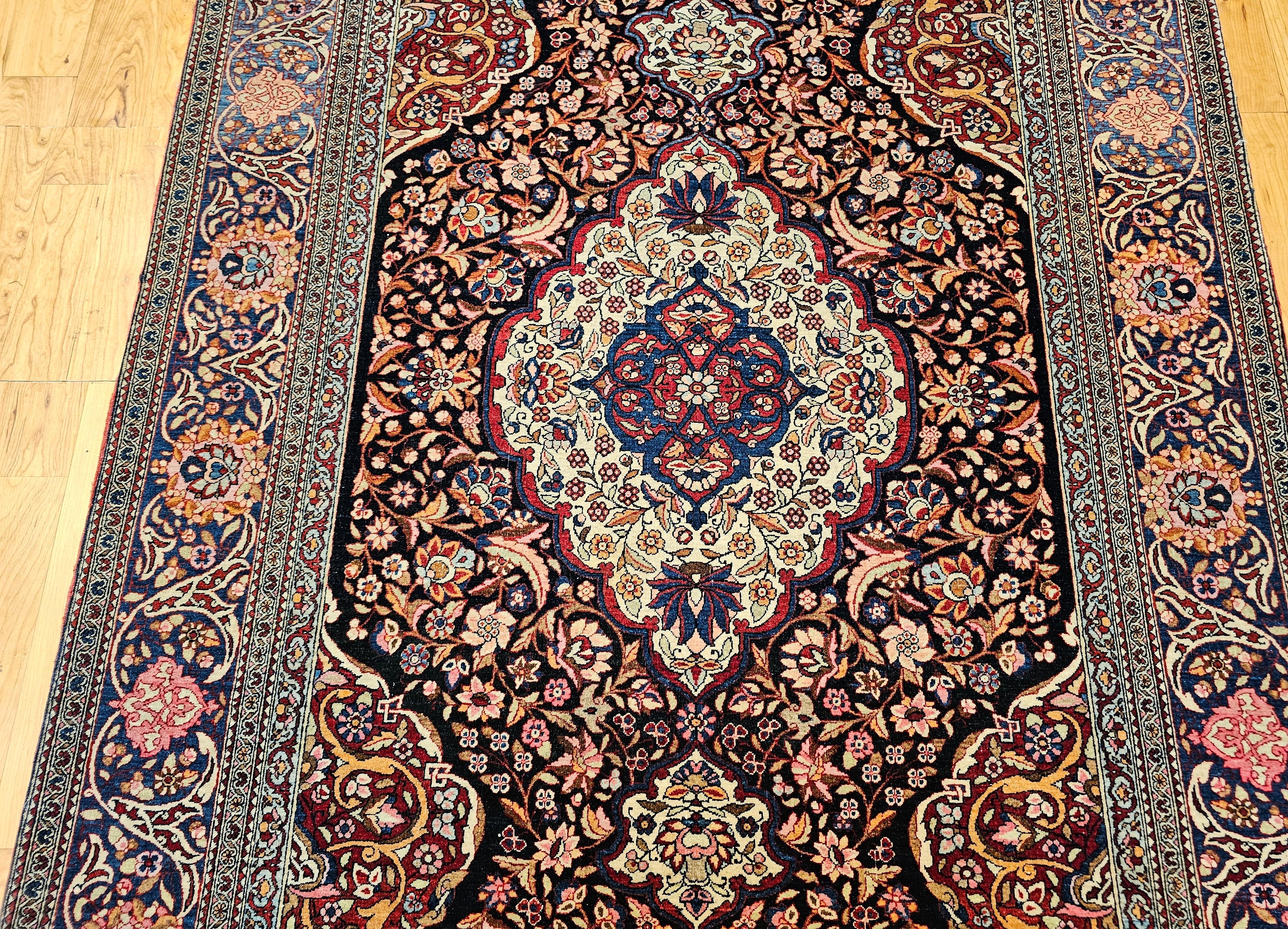 Tessuto a mano Tappeto persiano Kashan dei primi del Novecento con disegno floreale in blu, rosso e avorio in vendita