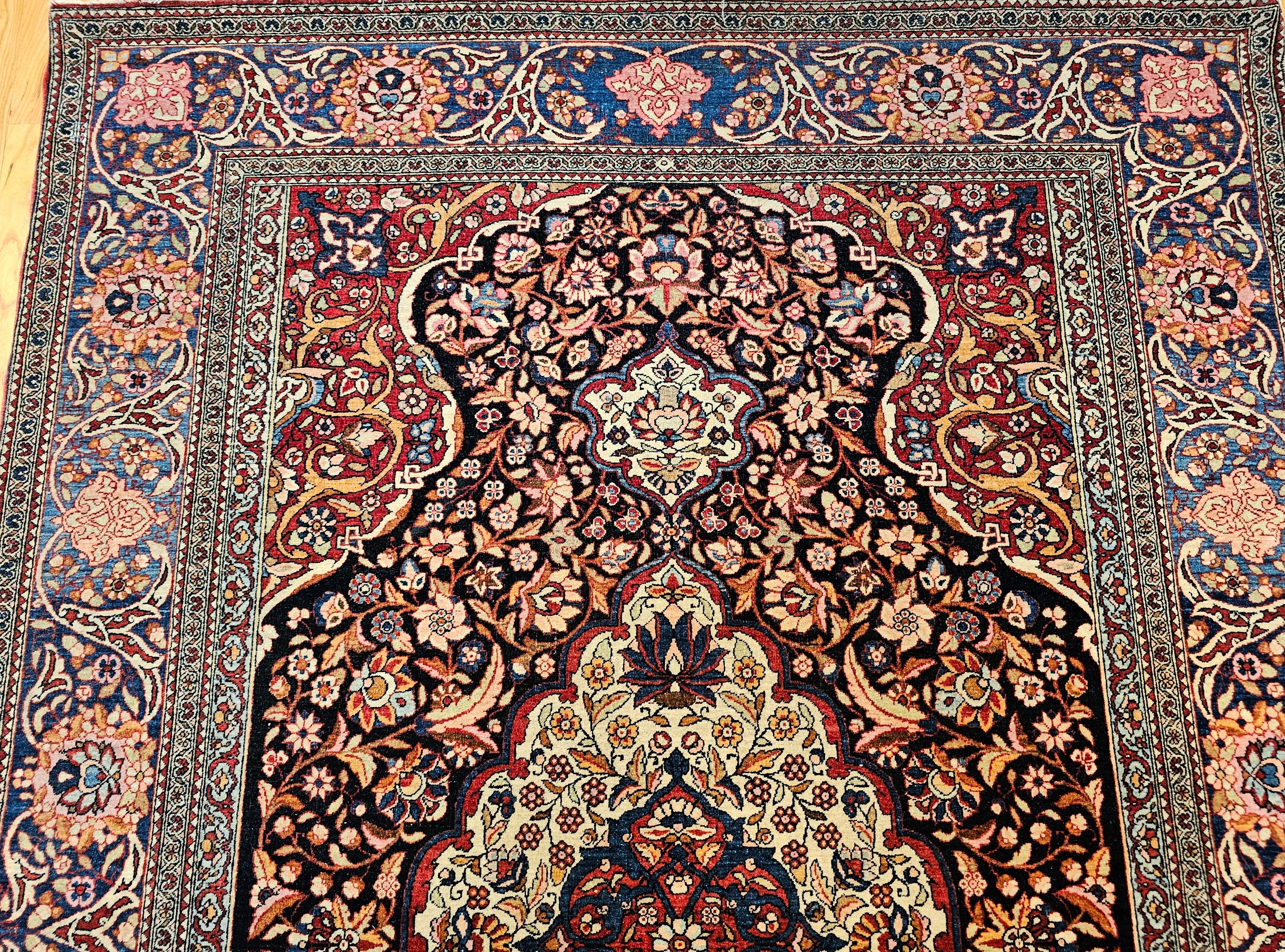 Tappeto persiano Kashan dei primi del Novecento con disegno floreale in blu, rosso e avorio In condizioni buone in vendita a Barrington, IL