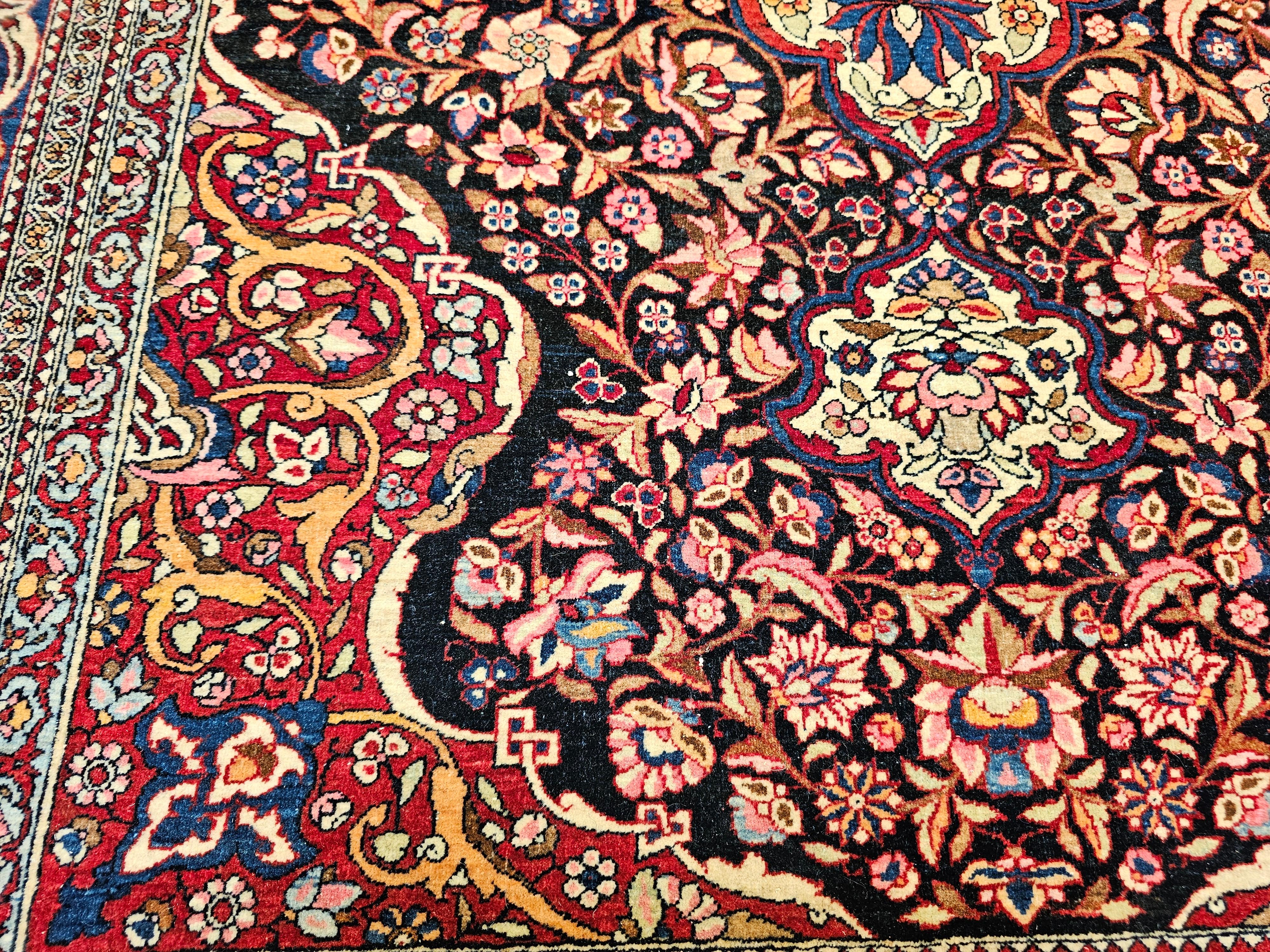 Lana Tappeto persiano Kashan dei primi del Novecento con disegno floreale in blu, rosso e avorio in vendita