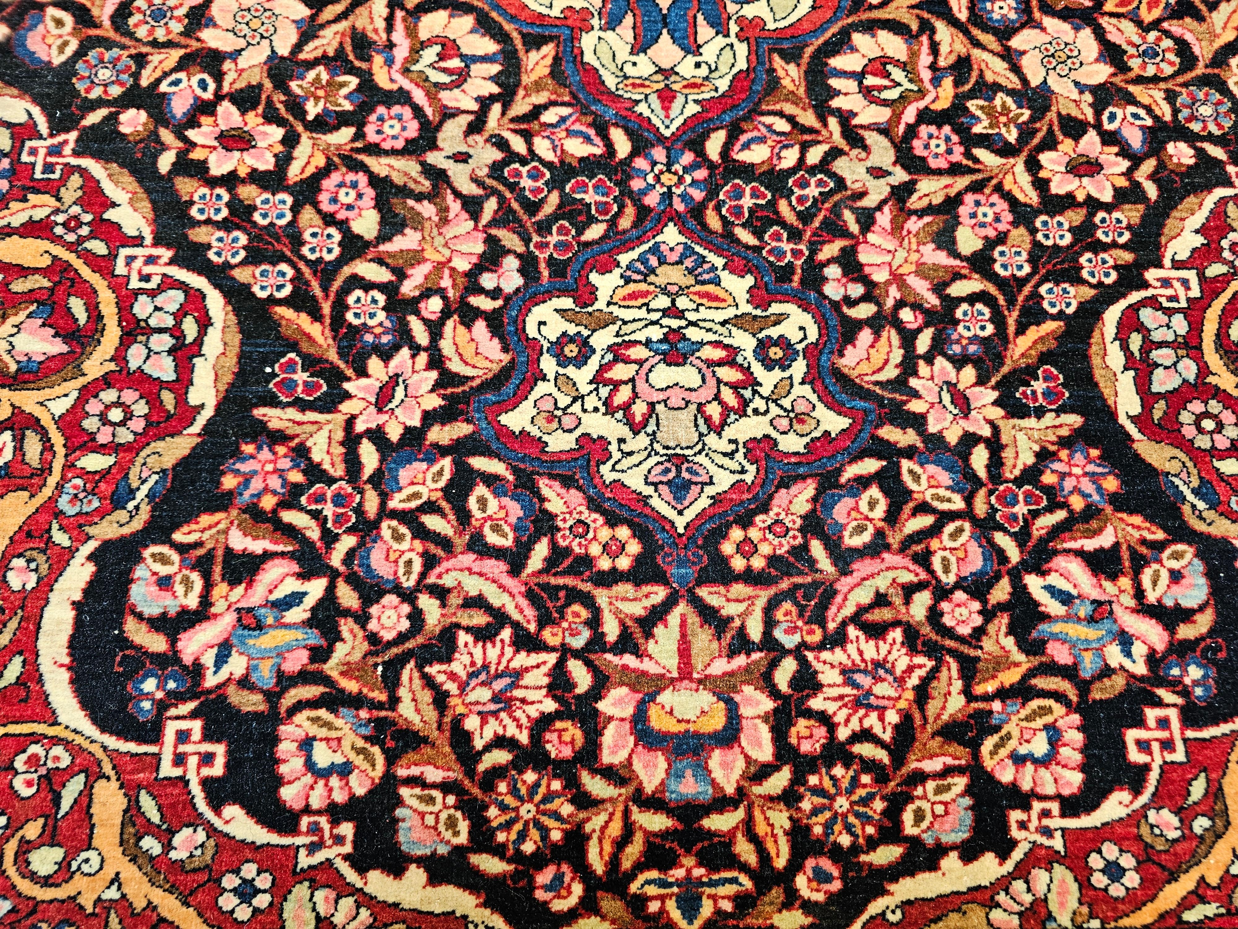 Tappeto persiano Kashan dei primi del Novecento con disegno floreale in blu, rosso e avorio in vendita 1
