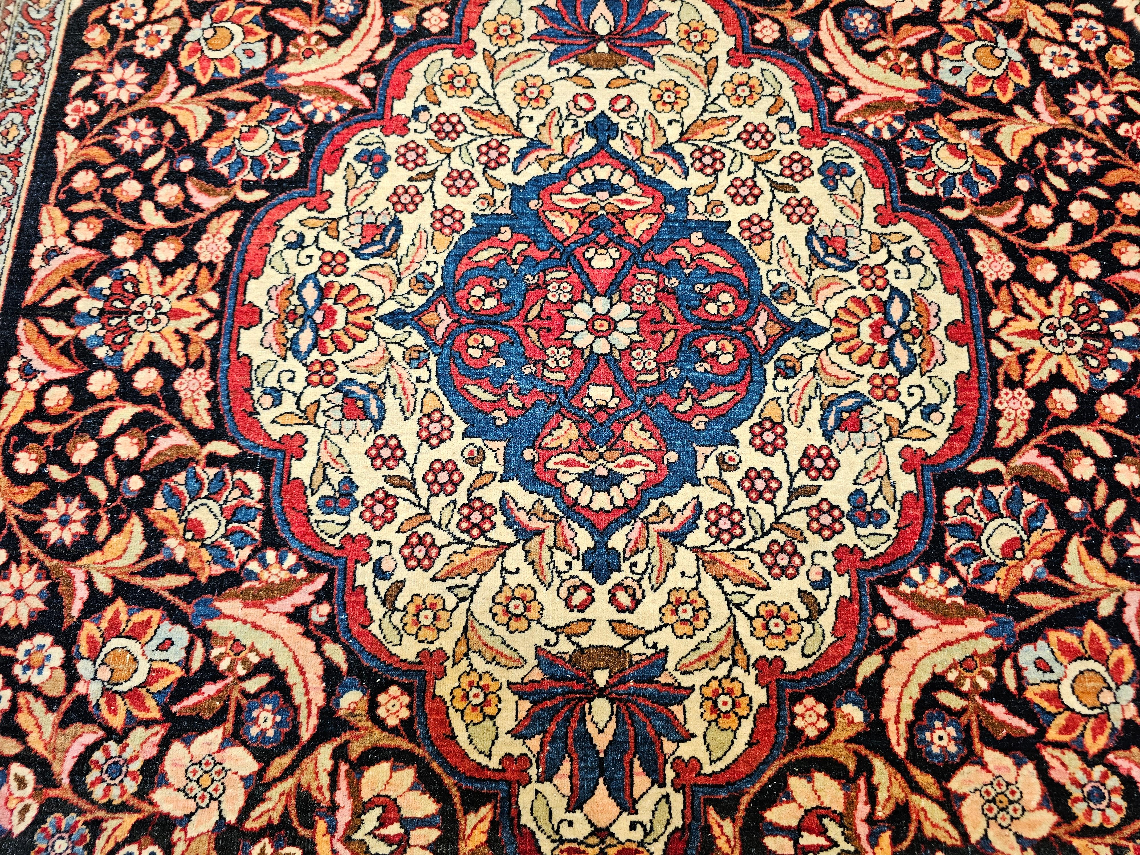 Tappeto persiano Kashan dei primi del Novecento con disegno floreale in blu, rosso e avorio in vendita 2