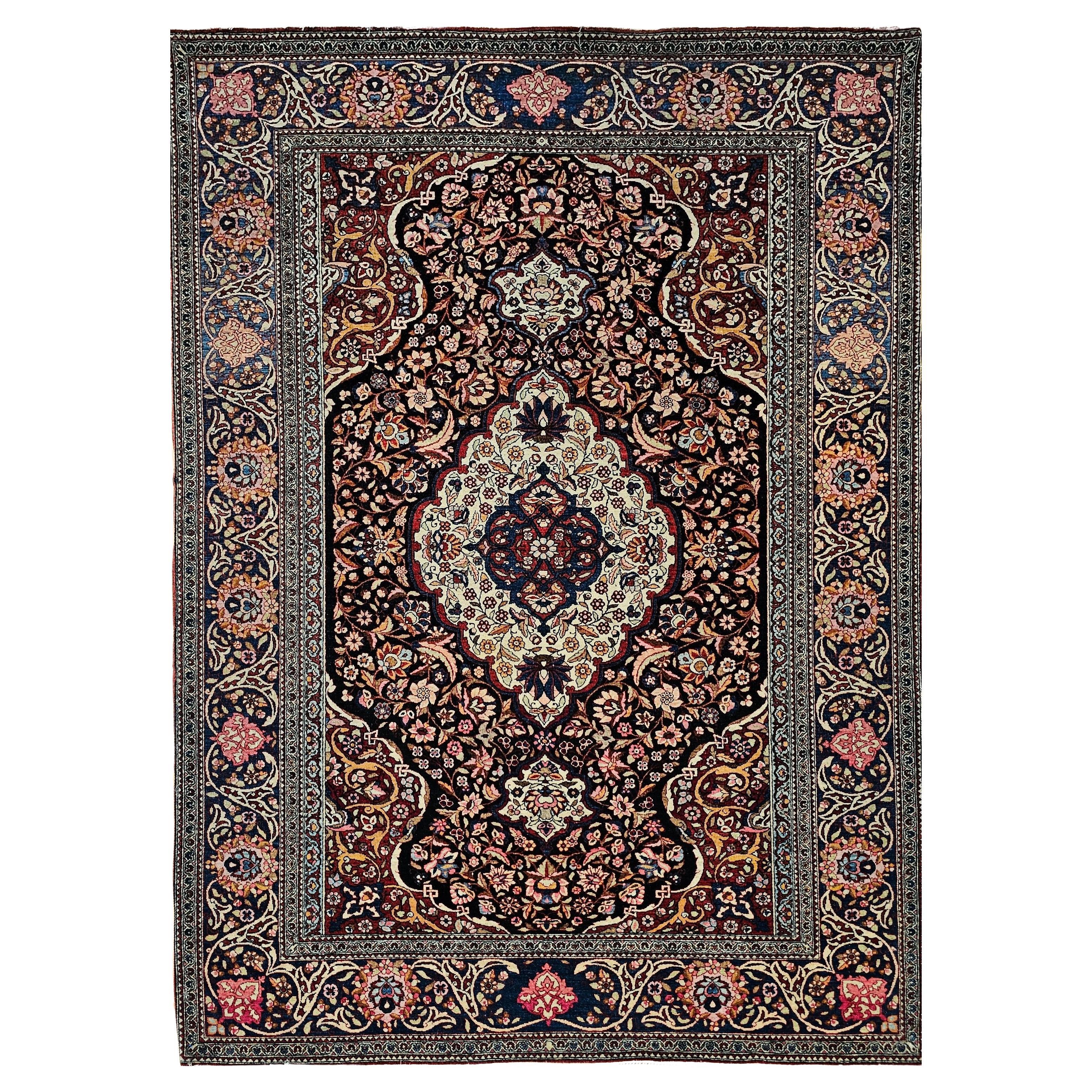 Tappeto persiano Kashan dei primi del Novecento con disegno floreale in blu, rosso e avorio in vendita