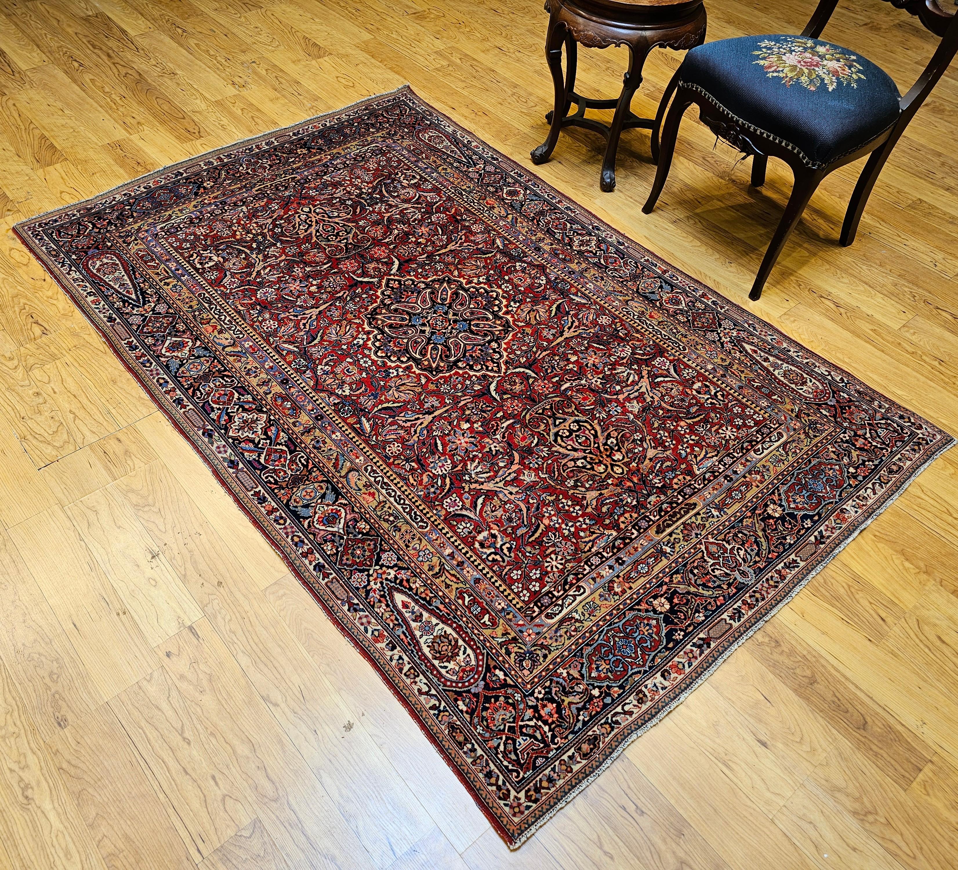 Tappeto persiano Kashan dei primi del Novecento con disegno floreale in rosso, marina e avorio in vendita 3