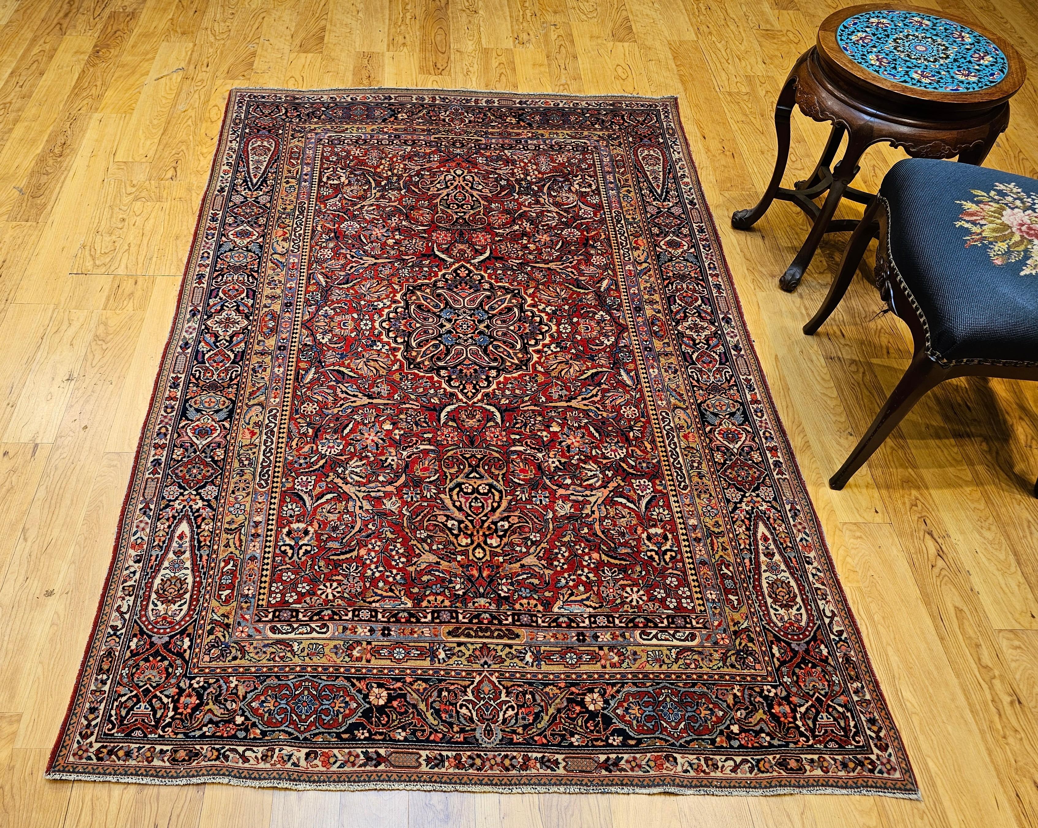 Tappeto persiano Kashan dei primi del Novecento con disegno floreale in rosso, marina e avorio in vendita 4