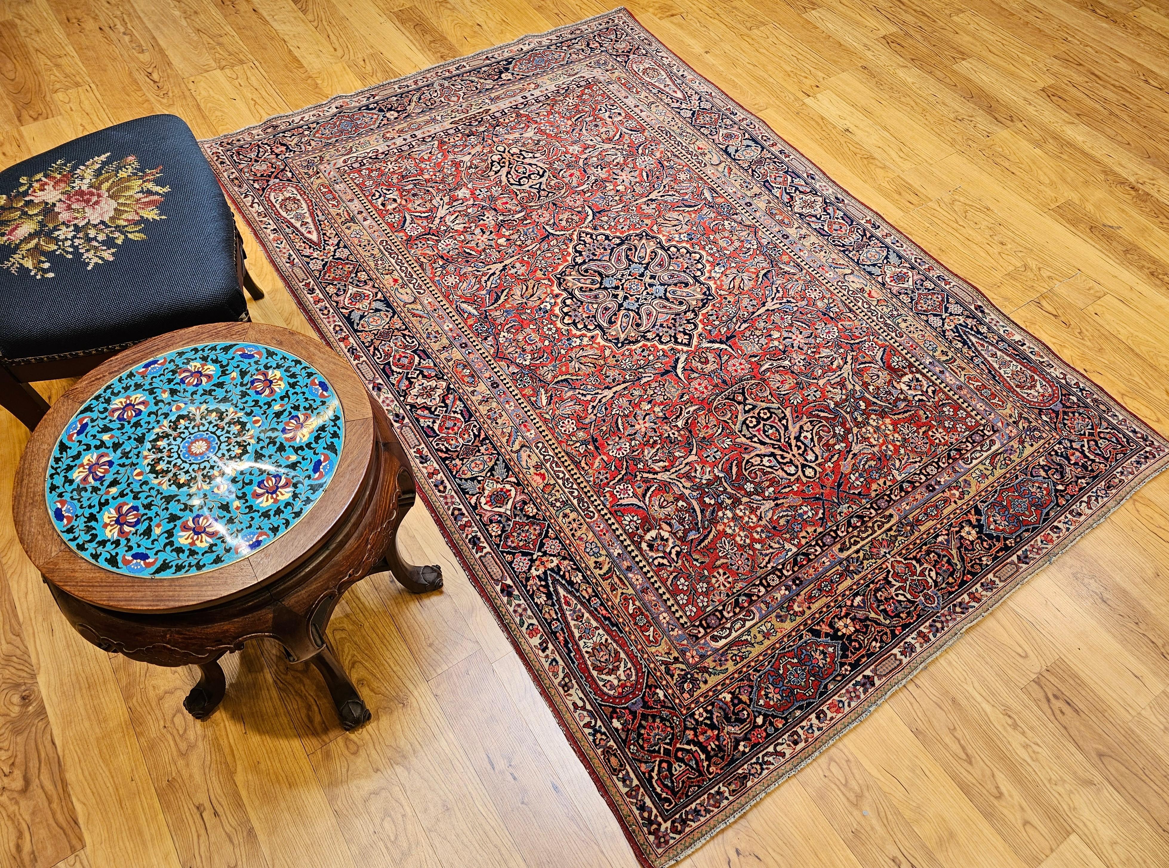 Tappeto persiano Kashan dei primi del Novecento con disegno floreale in rosso, marina e avorio in vendita 7