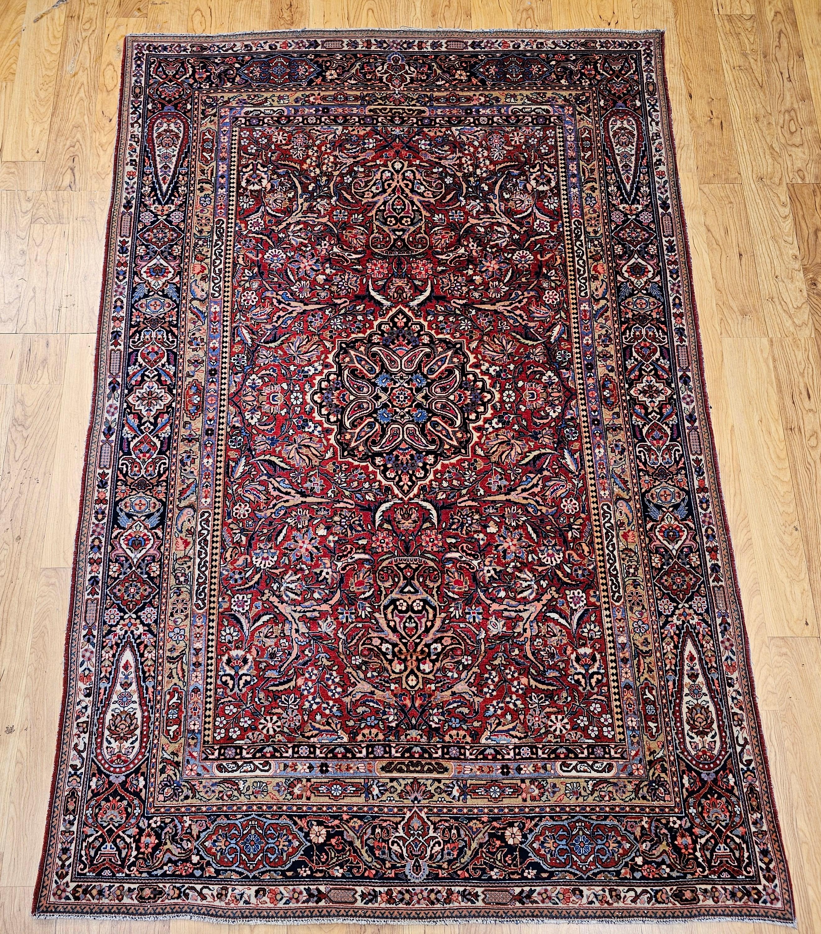 Squisito tappeto persiano vintage Kashan dei primi del Novecento. Annodato a mano nei primi anni del 1900, questo pezzo è un meraviglioso esempio di uno dei rinomati laboratori della città di Kashan, famosa per la produzione di alcuni dei migliori