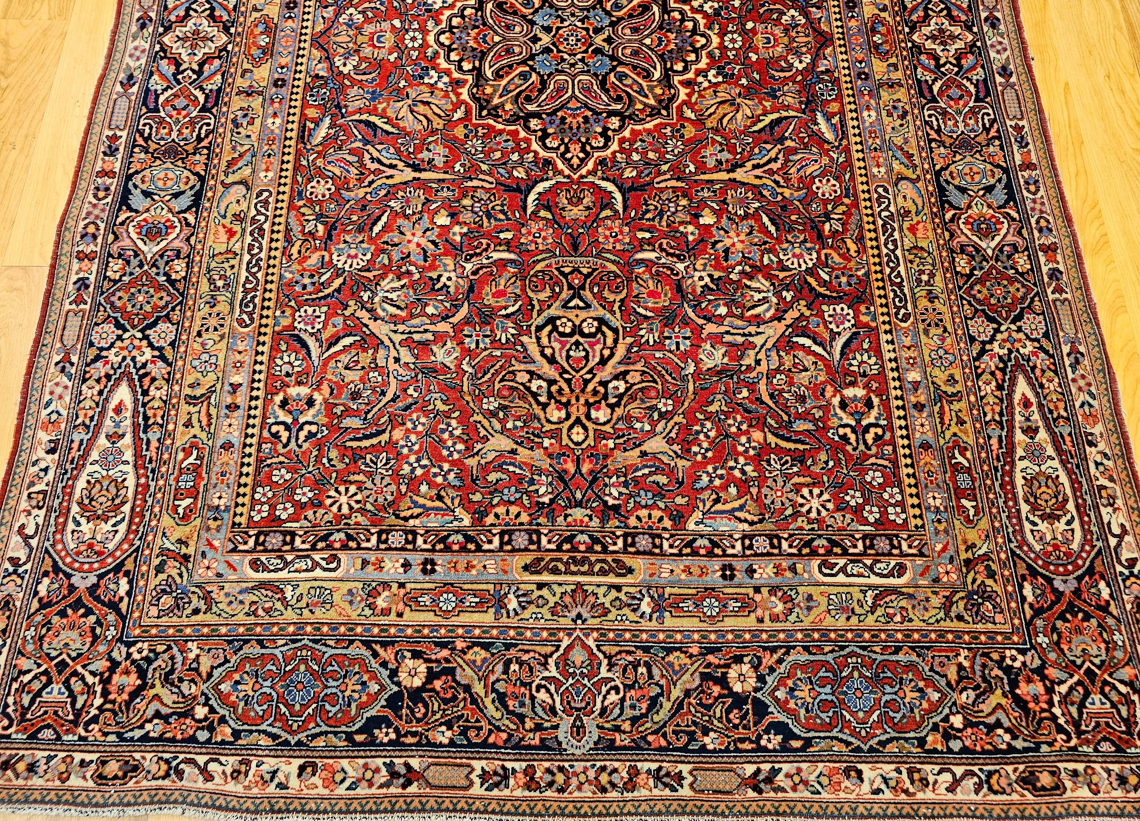 Persiano Tappeto persiano Kashan dei primi del Novecento con disegno floreale in rosso, marina e avorio in vendita