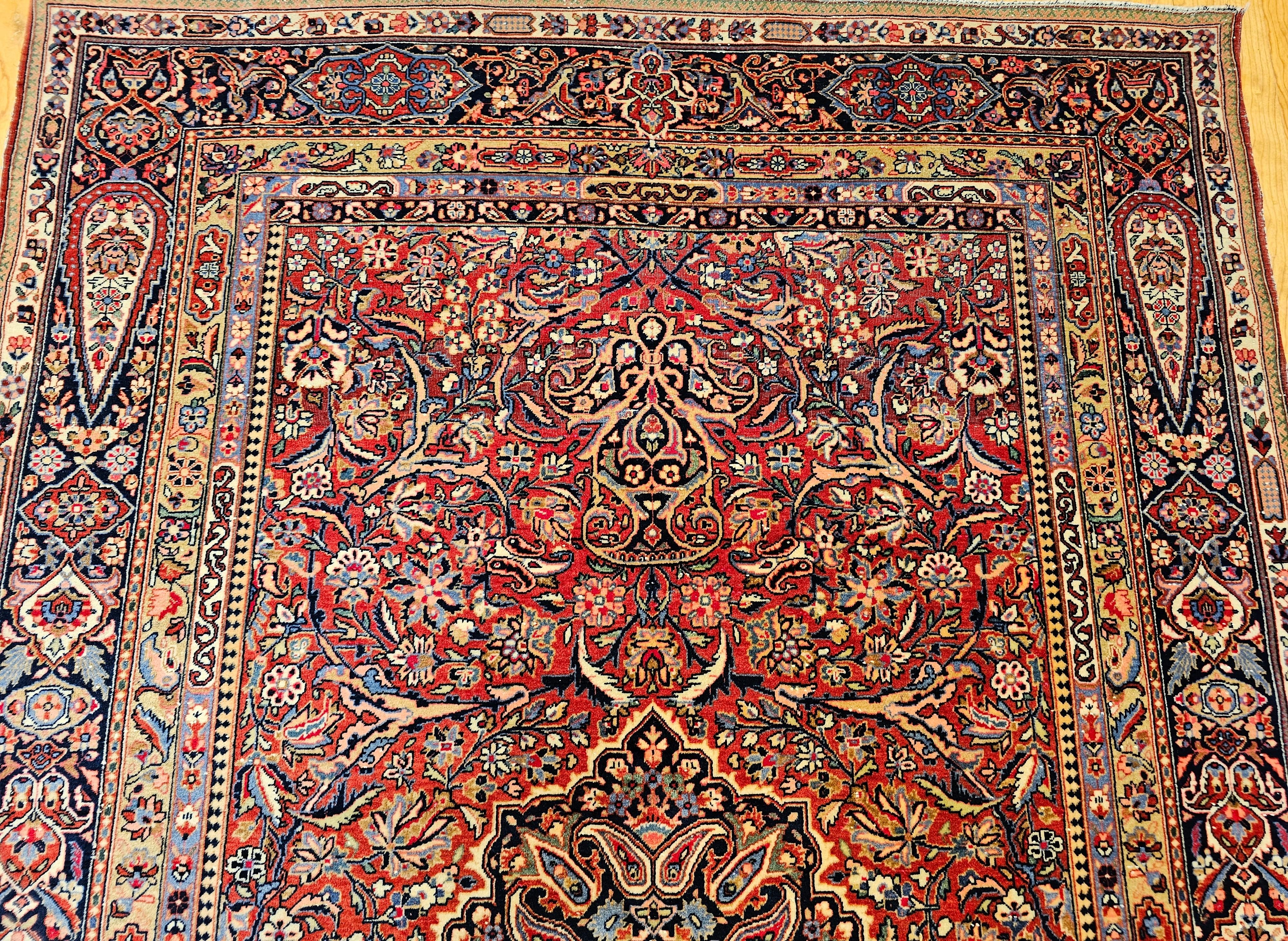 Tappeto persiano Kashan dei primi del Novecento con disegno floreale in rosso, marina e avorio In condizioni buone in vendita a Barrington, IL