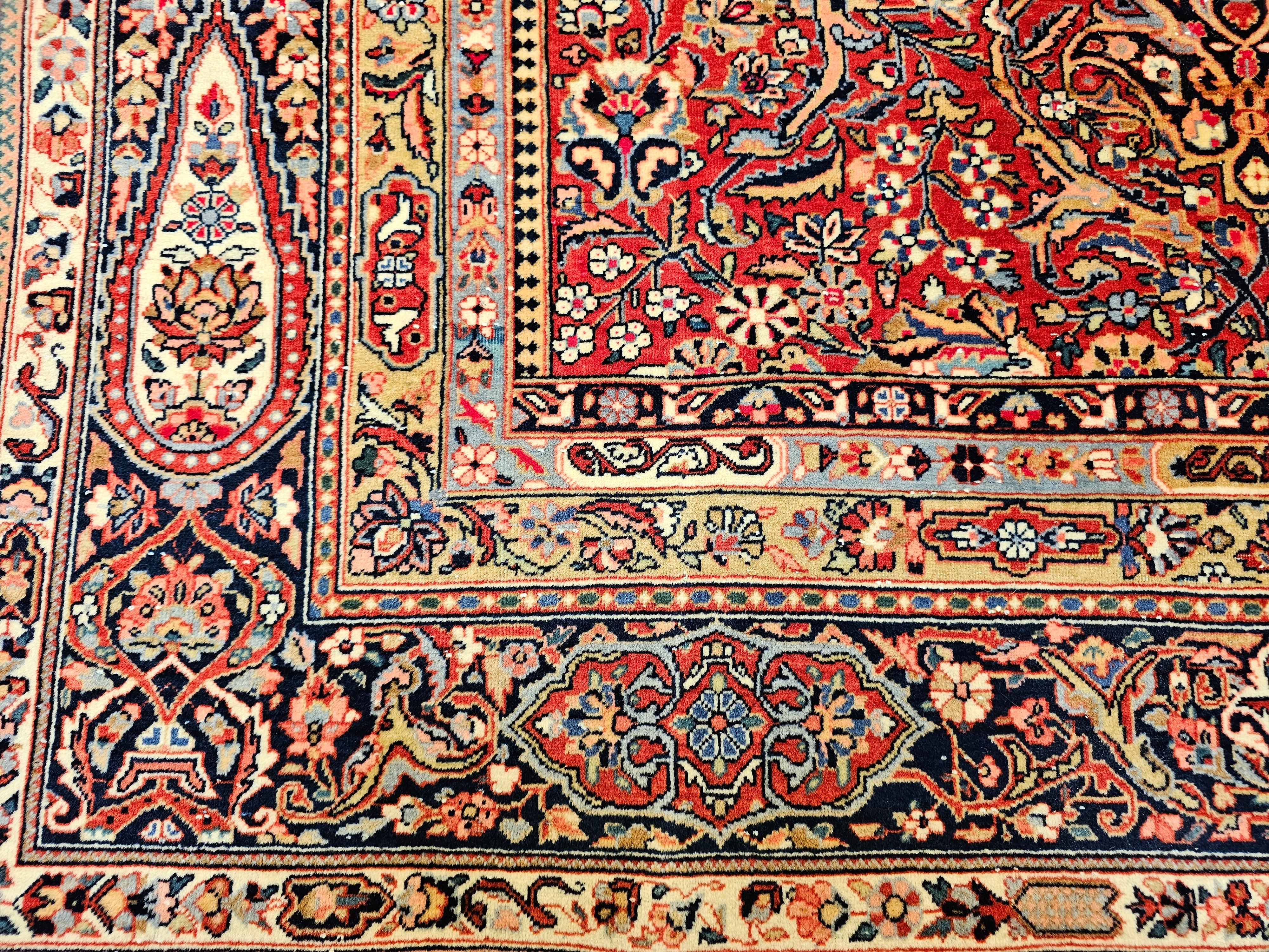 XX secolo Tappeto persiano Kashan dei primi del Novecento con disegno floreale in rosso, marina e avorio in vendita