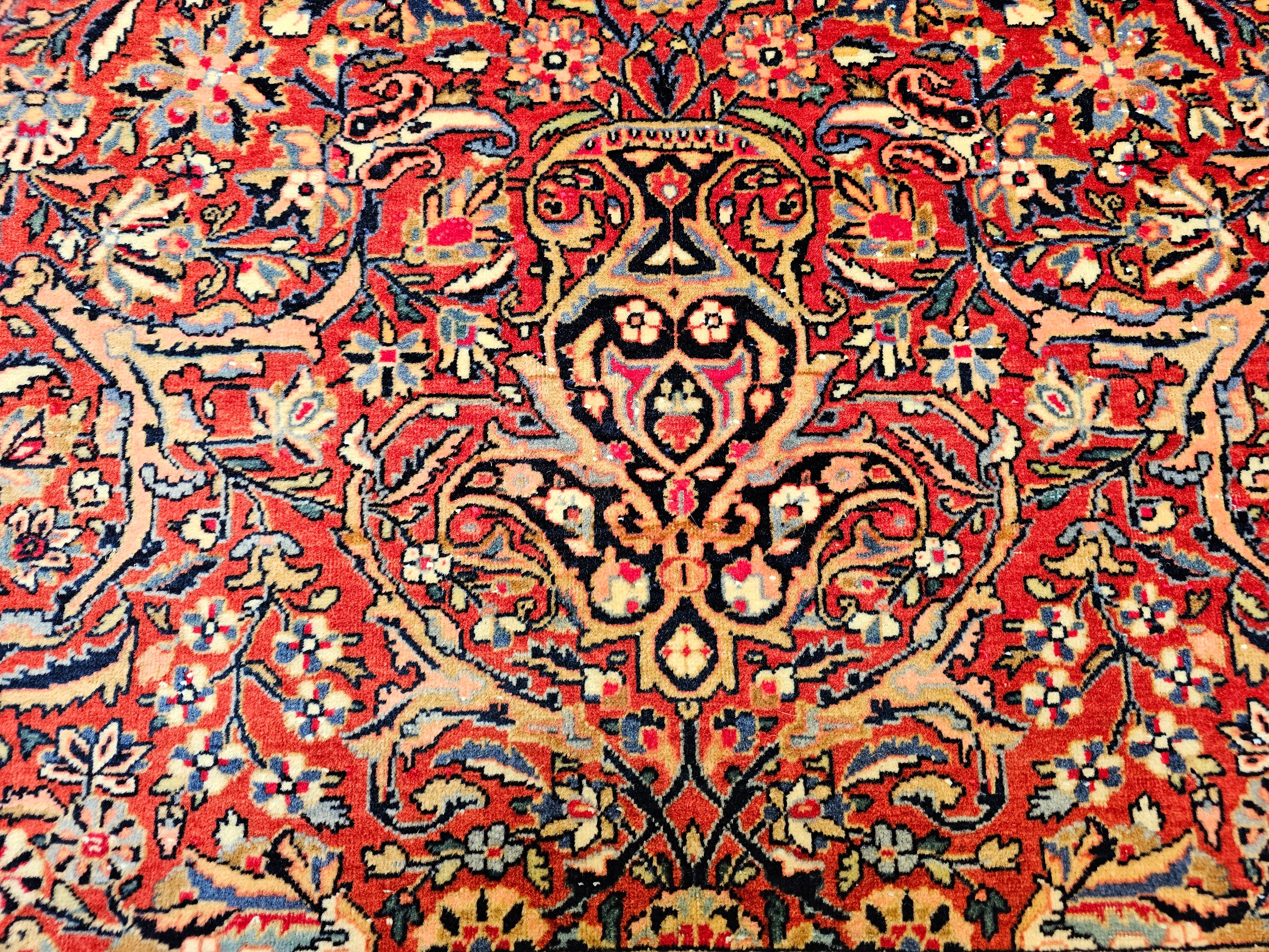 Lana Tappeto persiano Kashan dei primi del Novecento con disegno floreale in rosso, marina e avorio in vendita