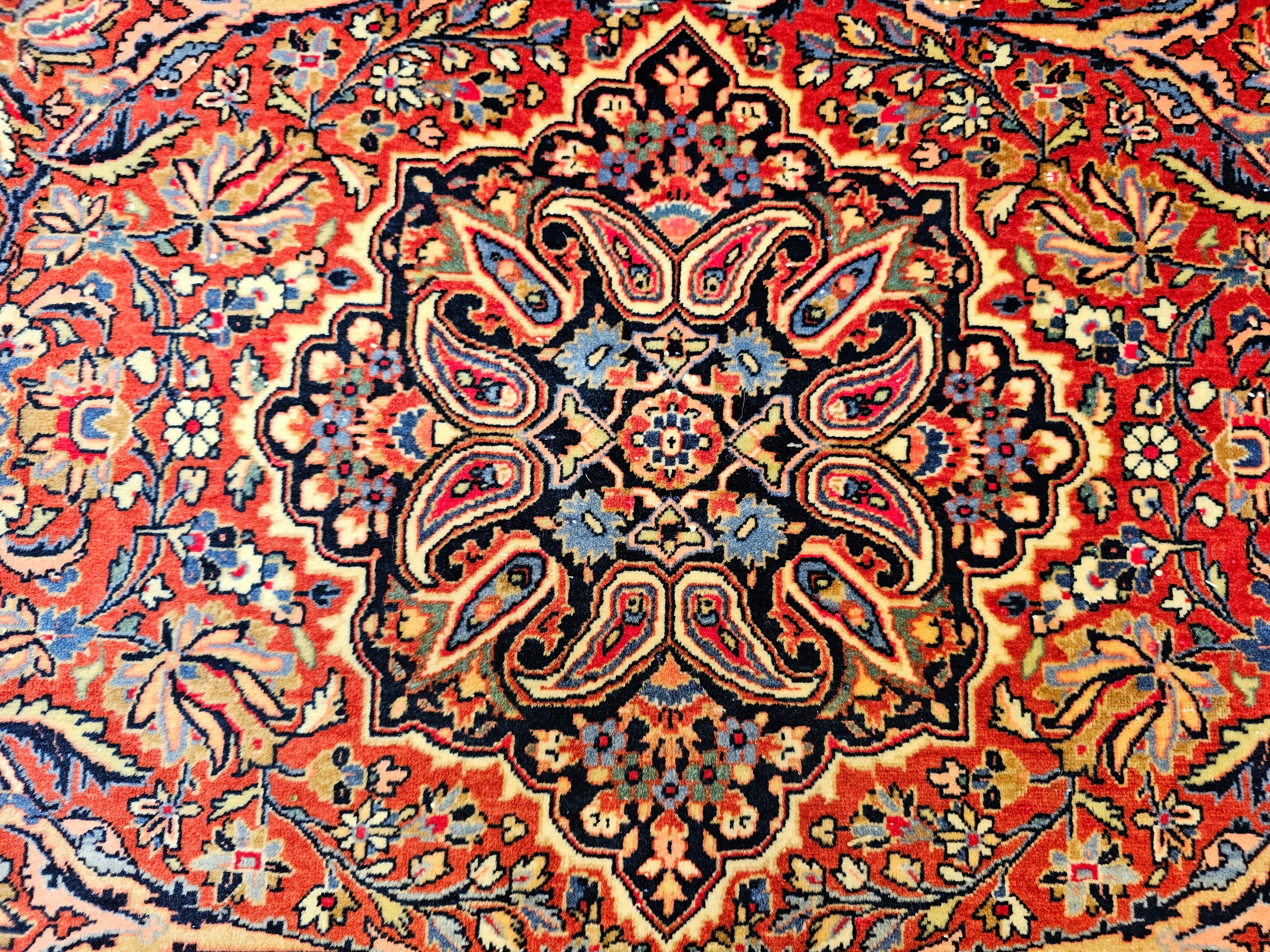 Tappeto persiano Kashan dei primi del Novecento con disegno floreale in rosso, marina e avorio in vendita 1