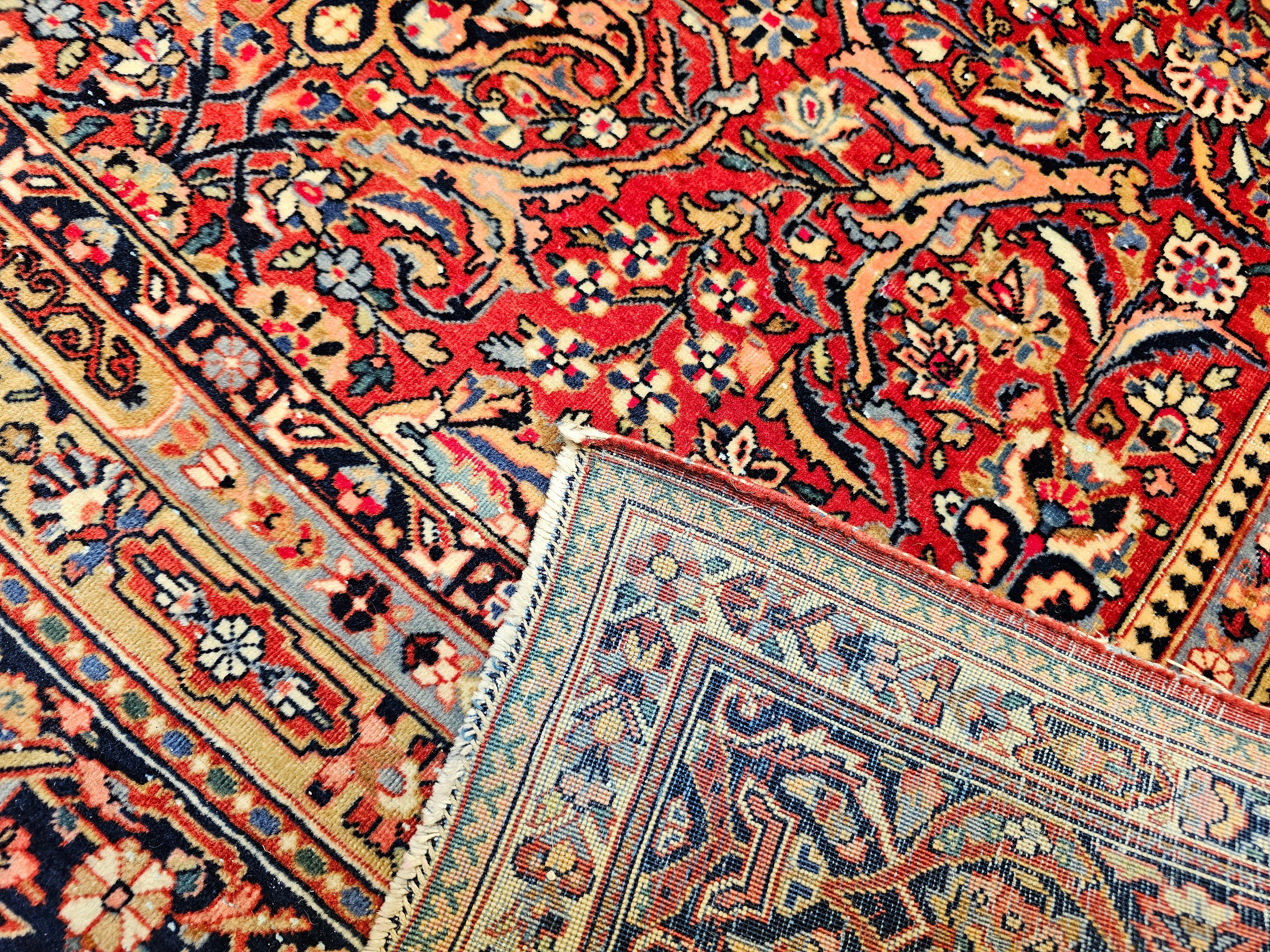 Tappeto persiano Kashan dei primi del Novecento con disegno floreale in rosso, marina e avorio in vendita 2