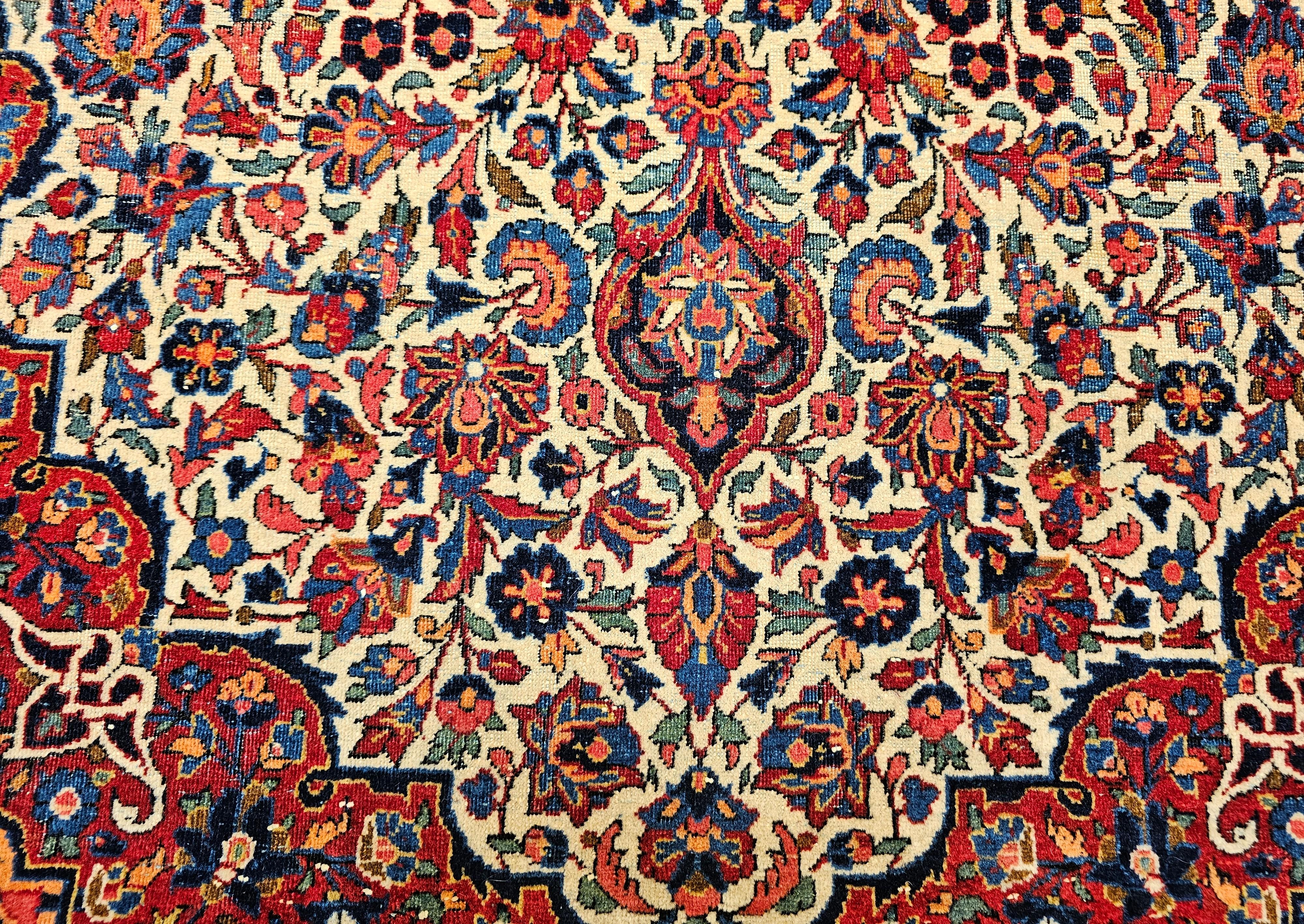 Tapis persan Kashan du début du XXe siècle en ivoire, bleu marine, rouge, vert et rose en vente 3