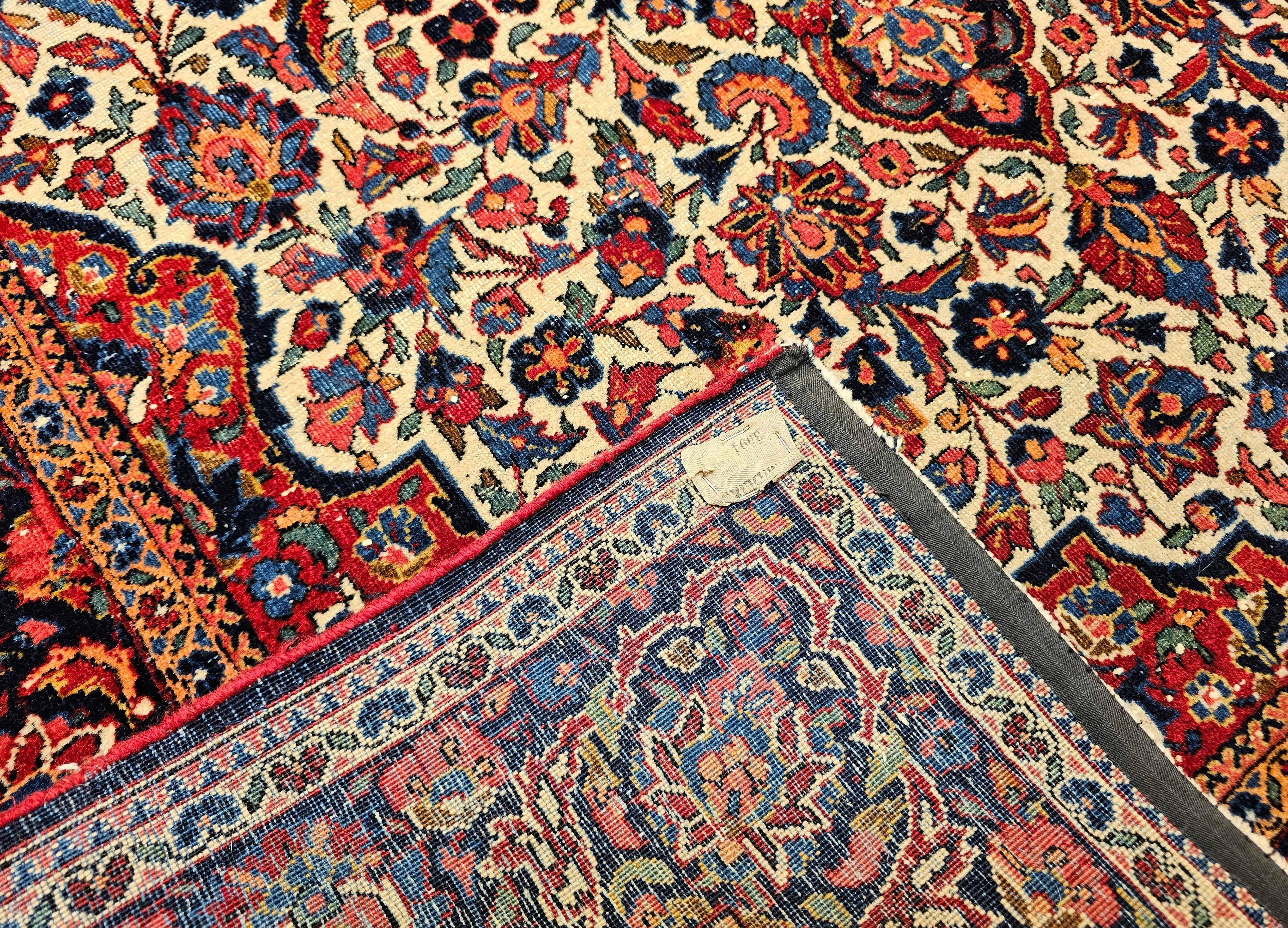 Tapis persan Kashan du début du XXe siècle en ivoire, bleu marine, rouge, vert et rose en vente 5