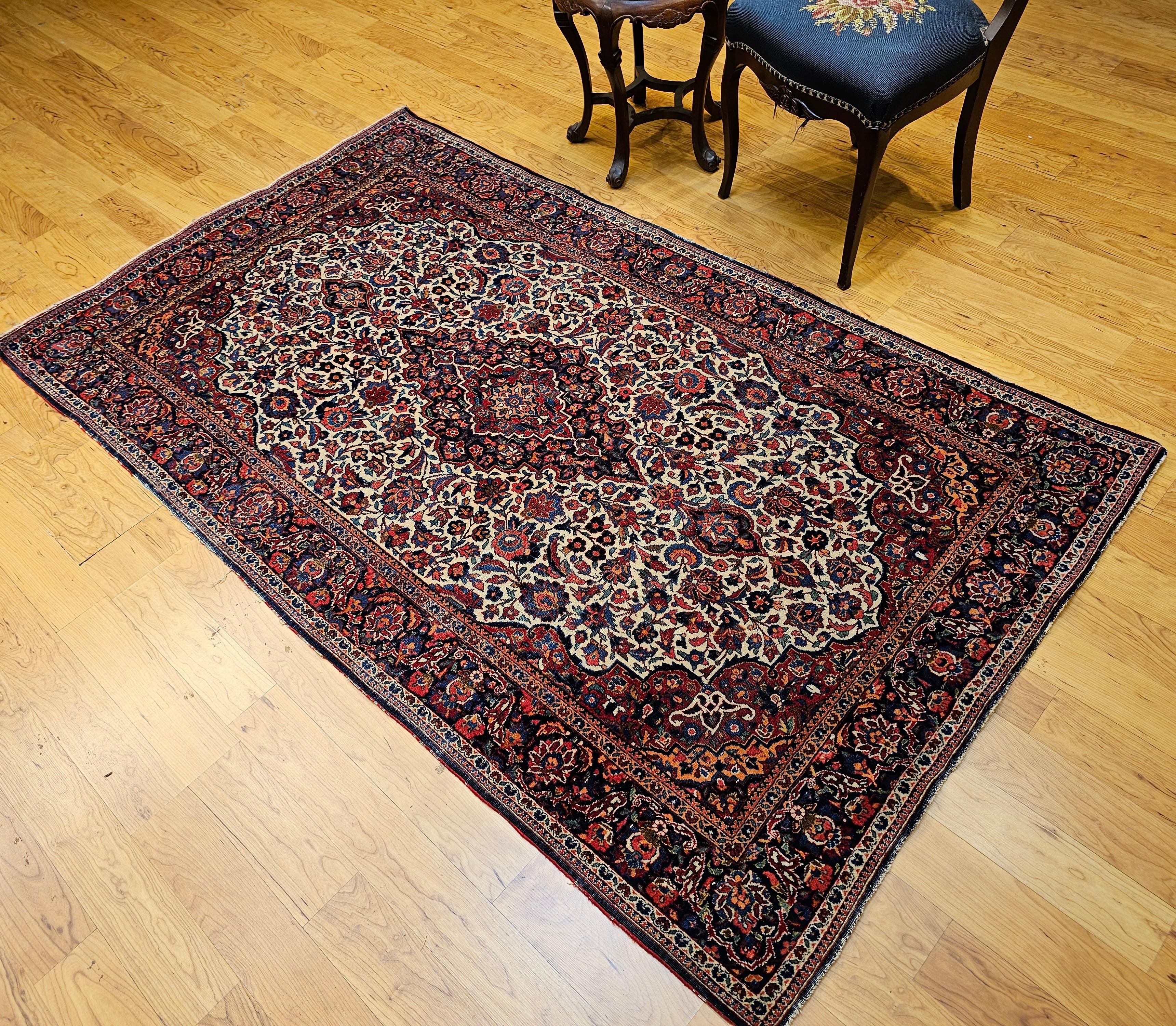 Tapis persan Kashan du début du XXe siècle en ivoire, bleu marine, rouge, vert et rose en vente 6