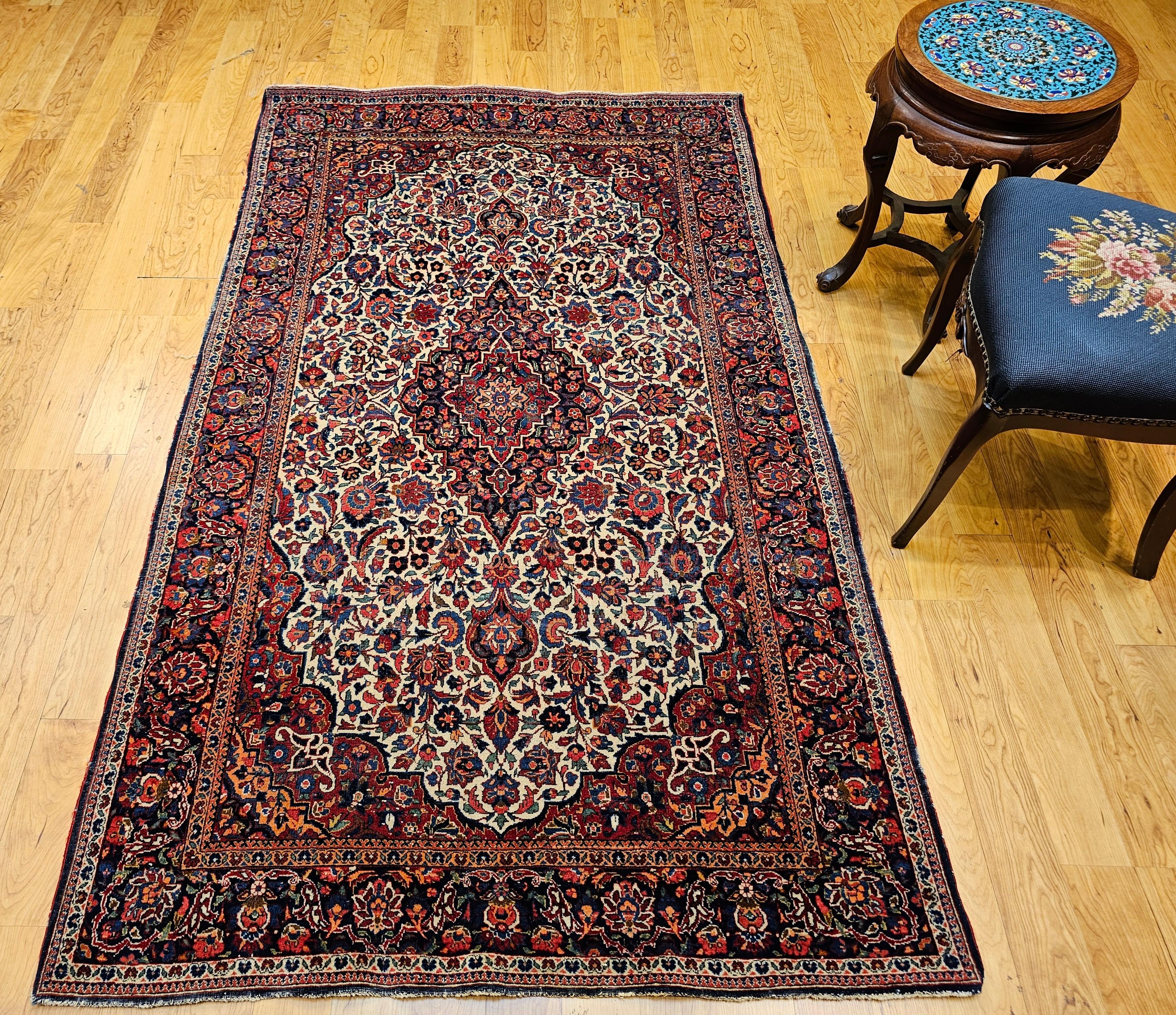 Tapis persan Kashan du début du XXe siècle en ivoire, bleu marine, rouge, vert et rose en vente 7