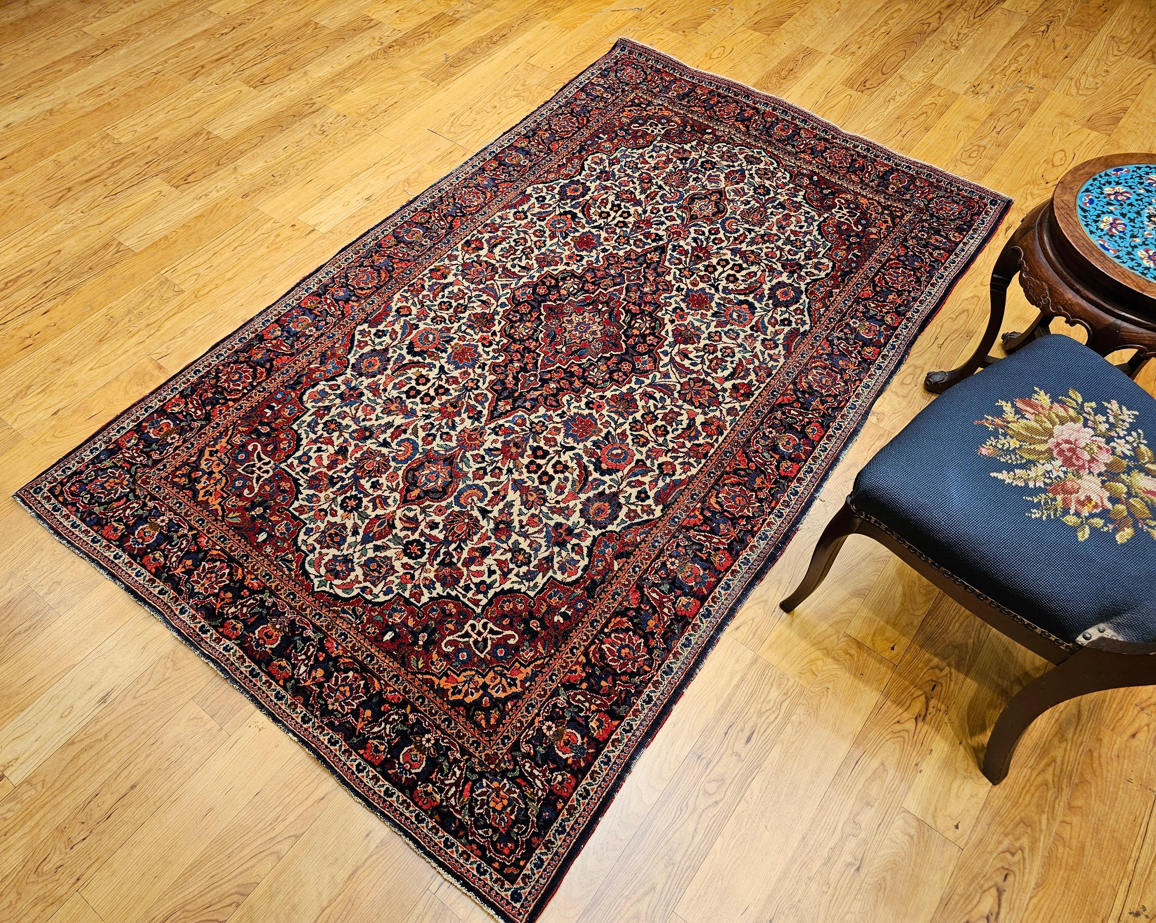 Tapis persan Kashan du début du XXe siècle en ivoire, bleu marine, rouge, vert et rose en vente 8