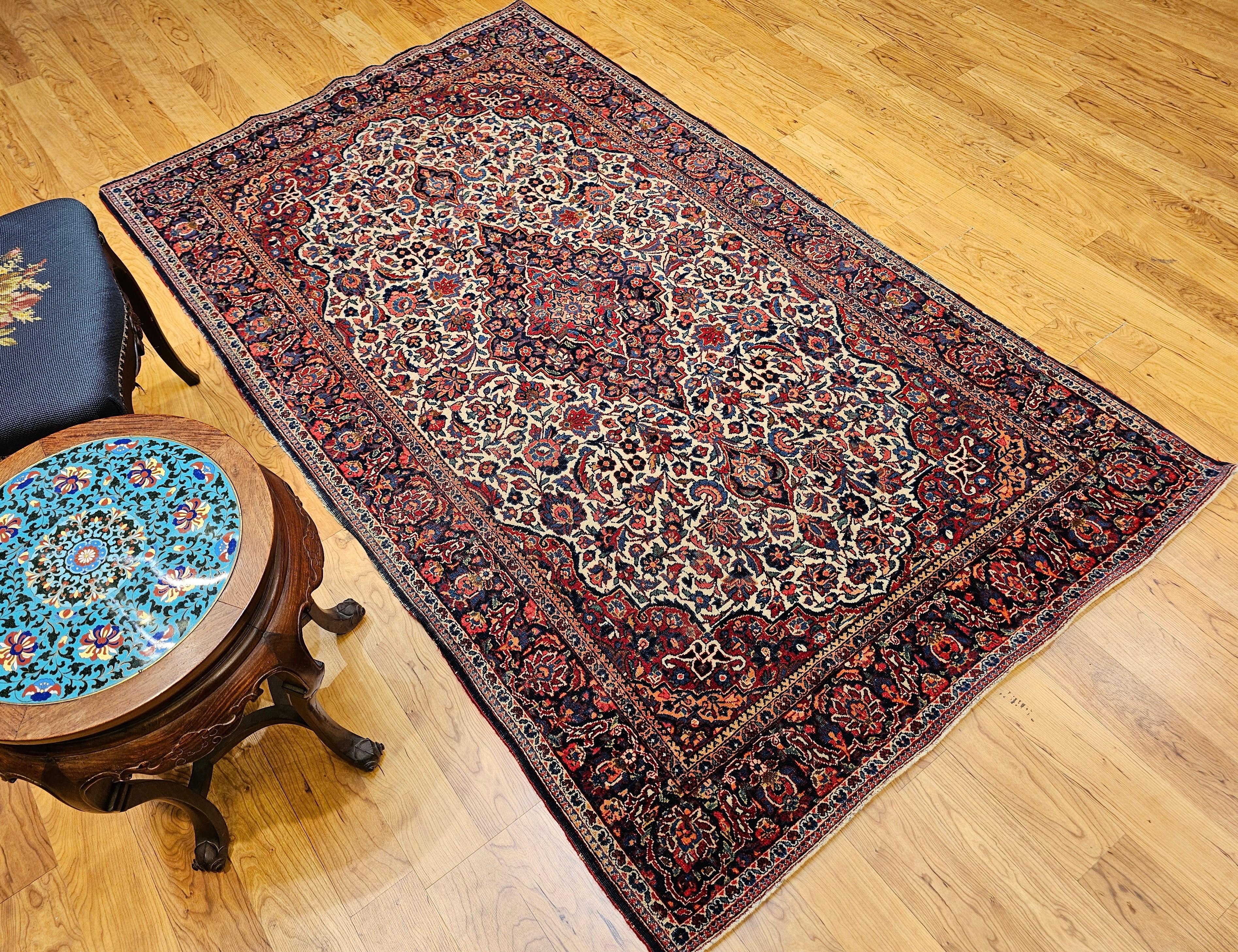 Tapis persan Kashan du début du XXe siècle en ivoire, bleu marine, rouge, vert et rose en vente 10