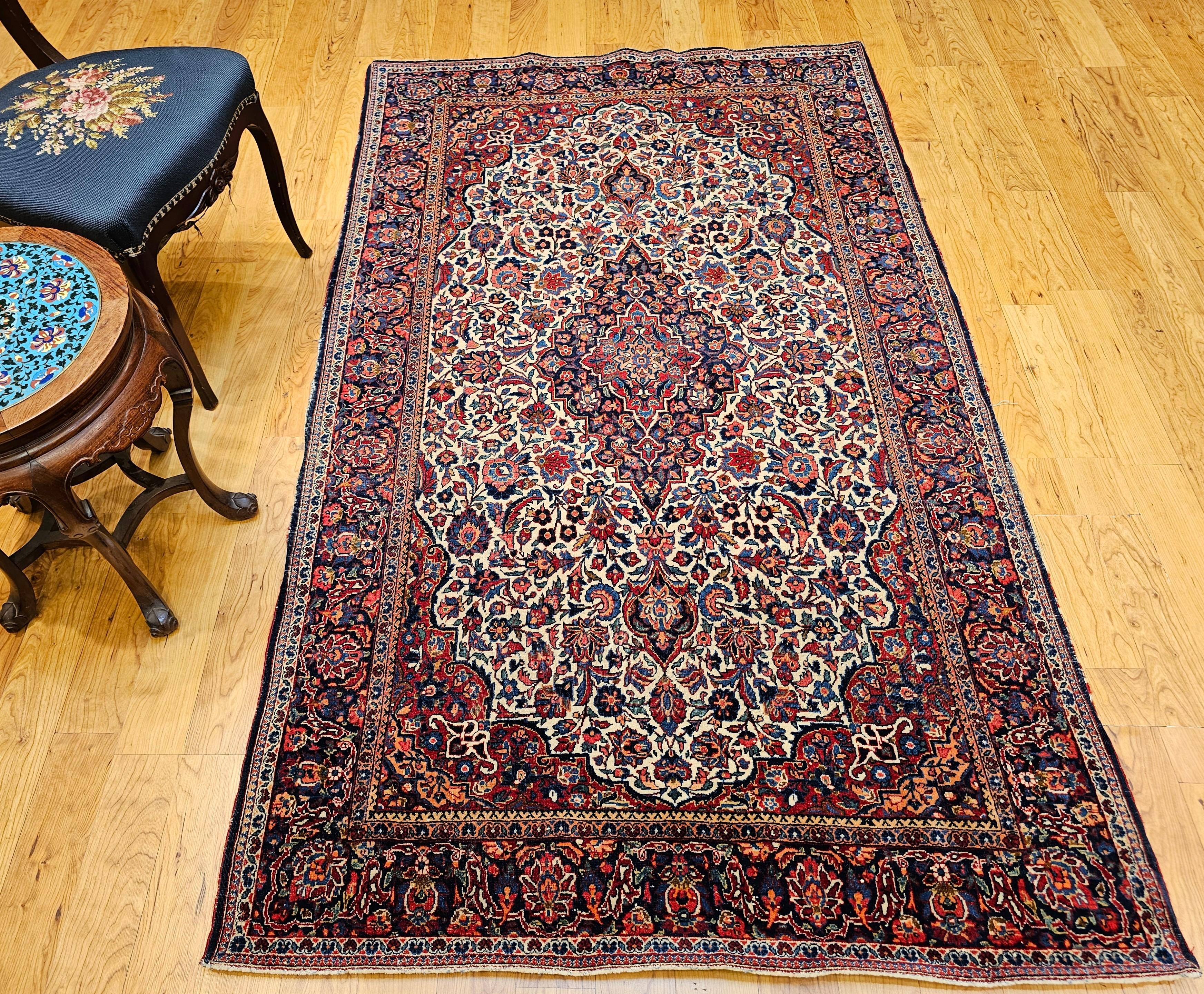 Tapis persan Kashan du début du XXe siècle en ivoire, bleu marine, rouge, vert et rose en vente 11